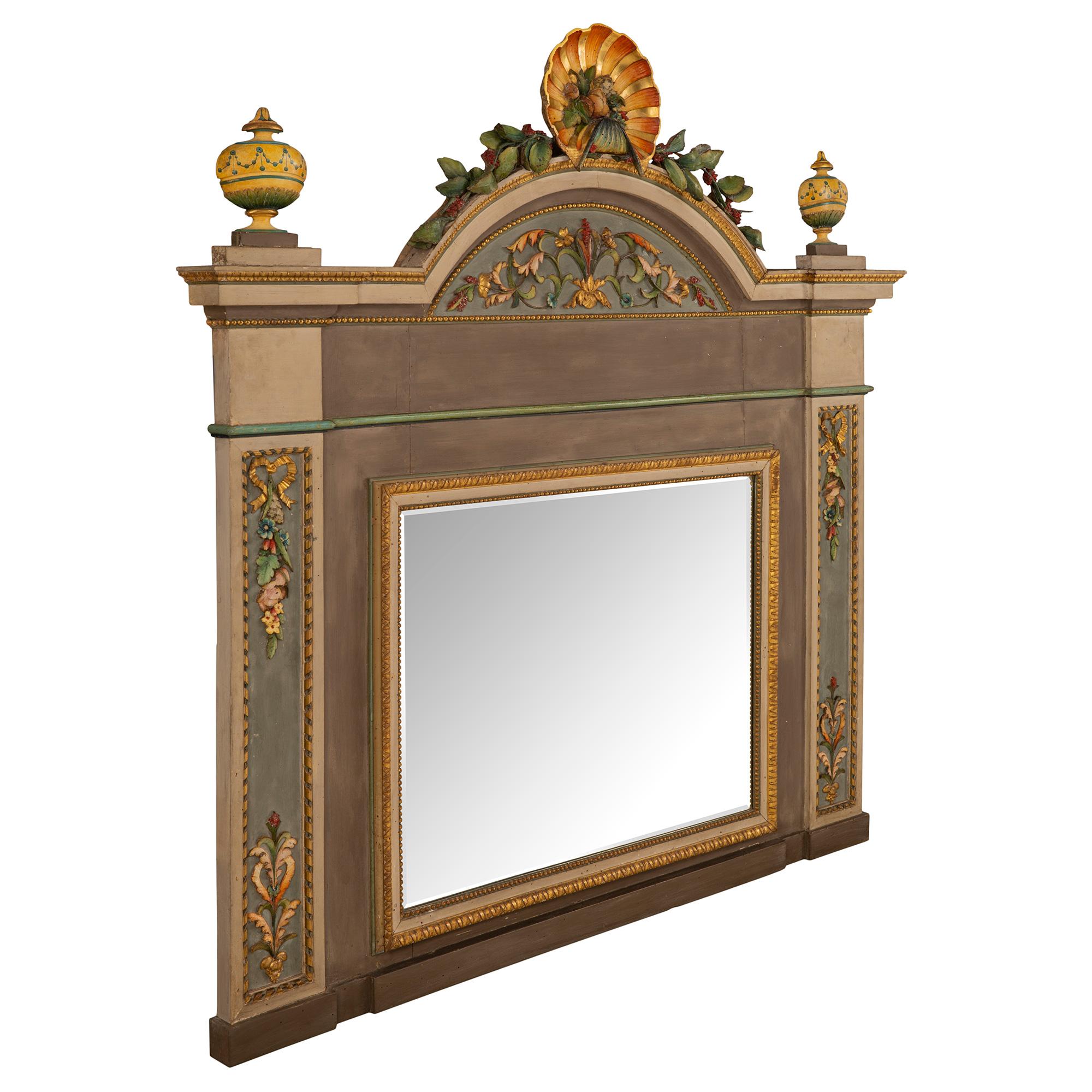 Un beau miroir italien du 18ème siècle d'époque Louis XVI en bois patiné et doré, provenant de Milan. La plaque de miroir biseautée d'origine est encadrée d'une belle bordure perlée et conçue par Cœur de Rai. À la base, on trouve un motif sculpté