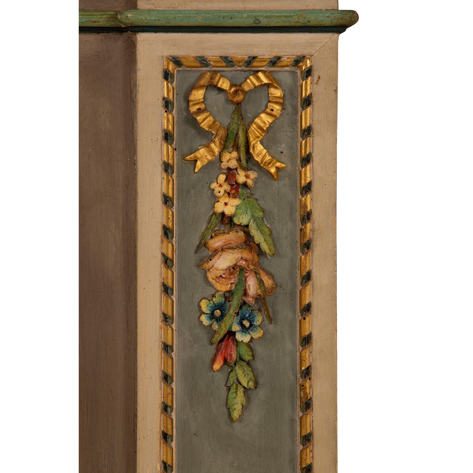 Italienischer Spiegel aus patiniertem und vergoldetem Holz aus Mailand, 18. Jahrhundert, Louis XVI.-Periode im Angebot 2