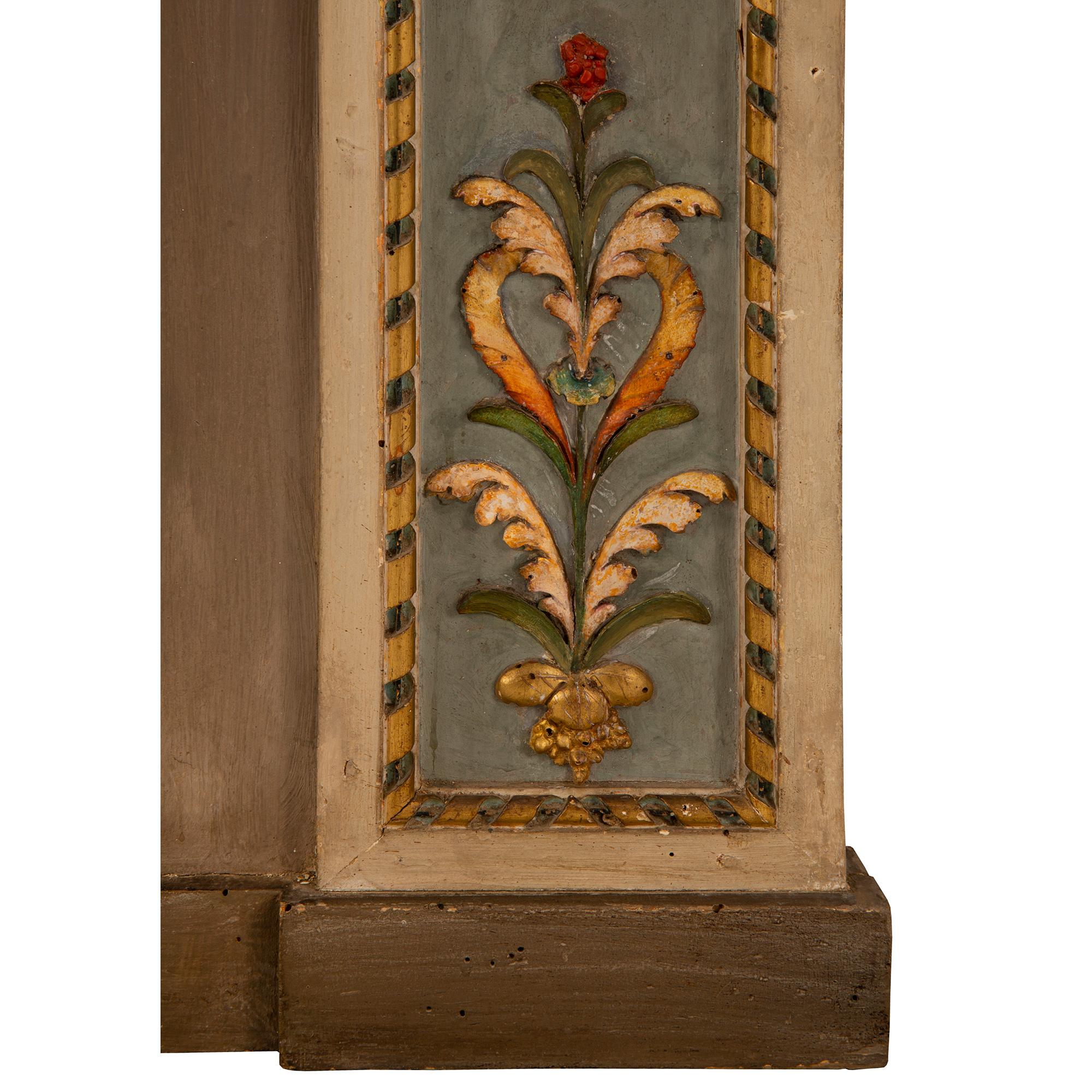 Miroir italien d'époque Louis XVI du 18ème siècle en bois patiné et doré, de Milan en vente 2