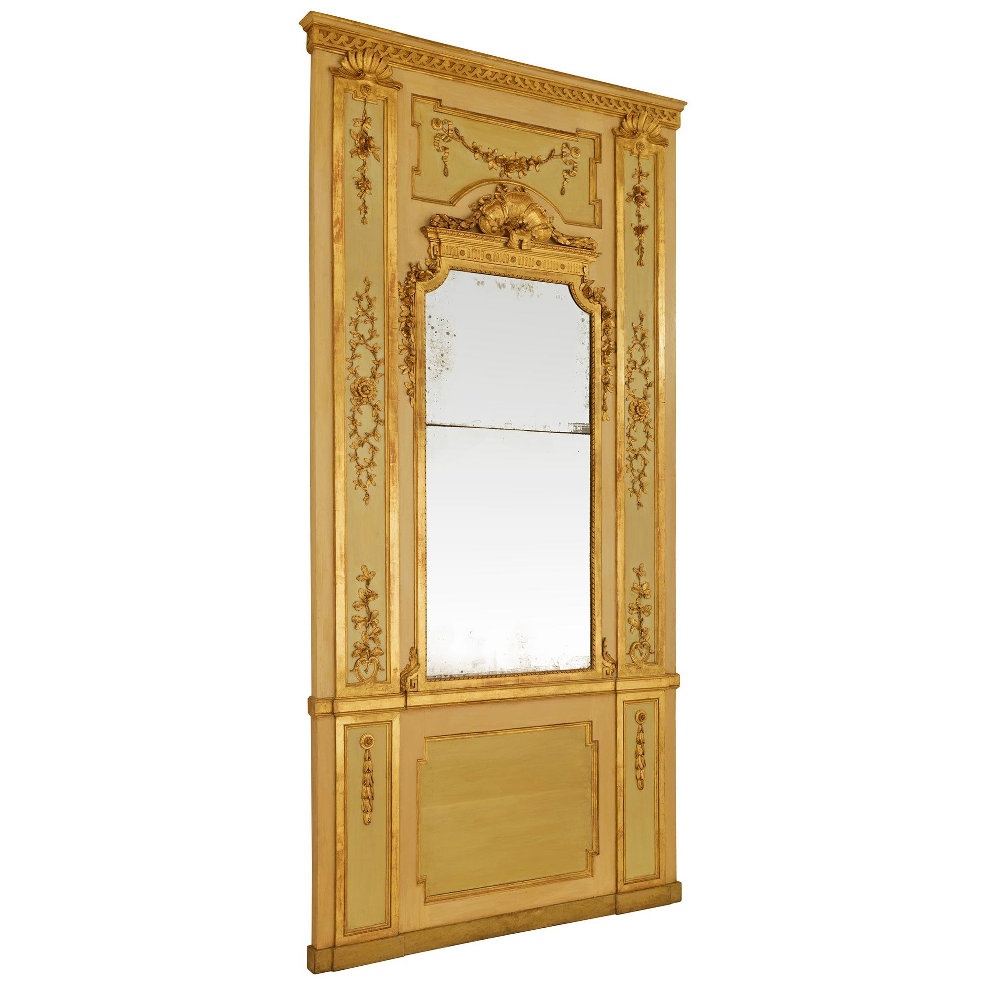 Miroir à trumeau en bois et bois doré patiné d'époque Louis XVI italien du 18e siècle Bon état - En vente à West Palm Beach, FL