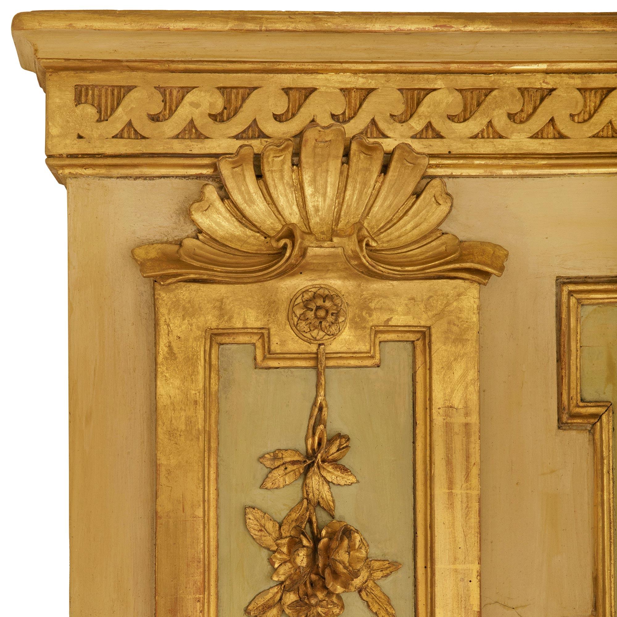 XVIIIe siècle et antérieur Miroir à trumeau en bois et bois doré patiné d'époque Louis XVI italien du 18e siècle en vente