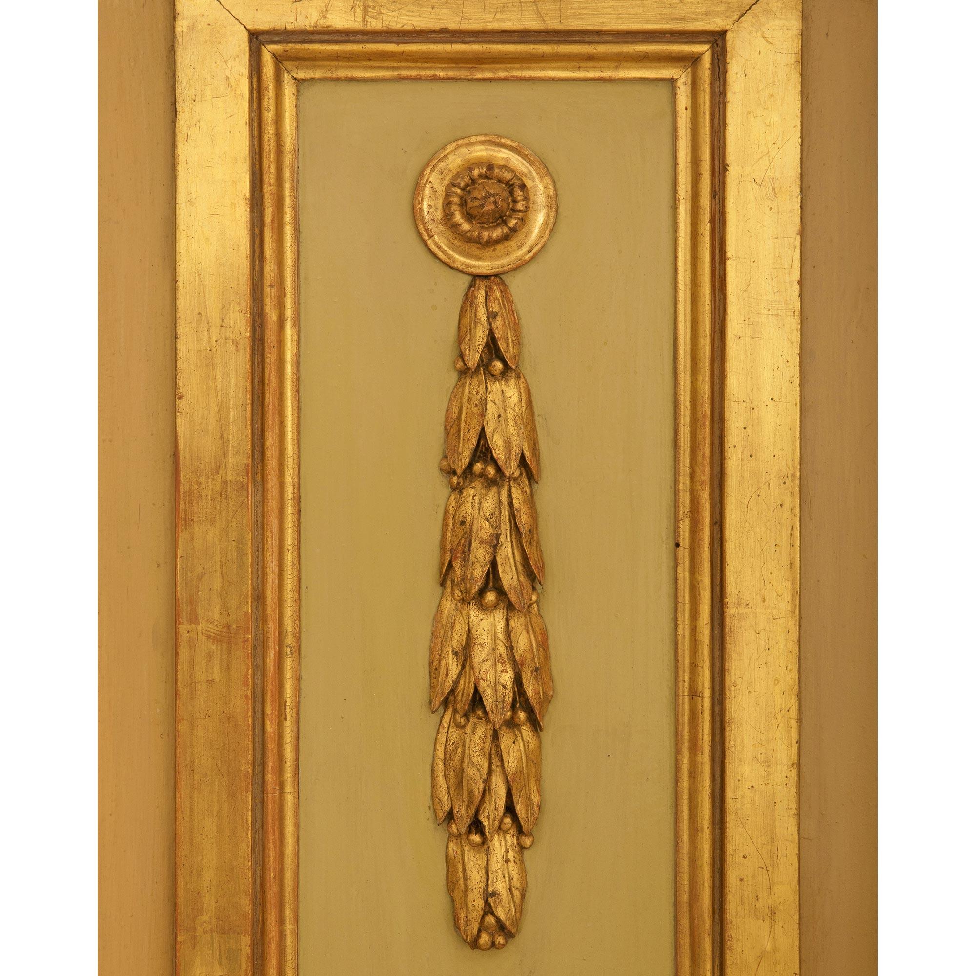Miroir à trumeau en bois et bois doré patiné d'époque Louis XVI italien du 18e siècle en vente 4