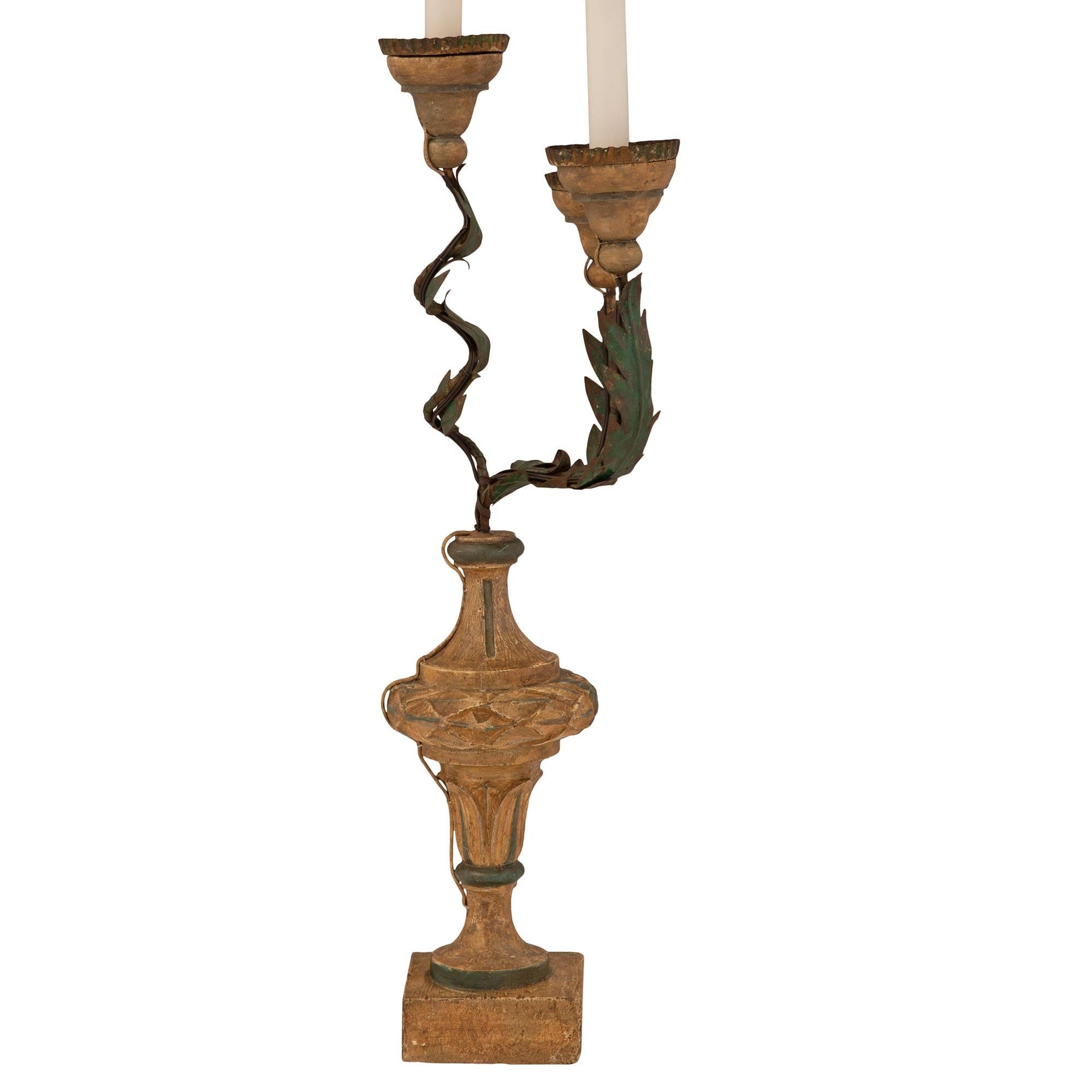 Lampes à candélabre italiennes d'époque Louis XVI du 18ème siècle en bois patiné et tôle Bon état - En vente à West Palm Beach, FL