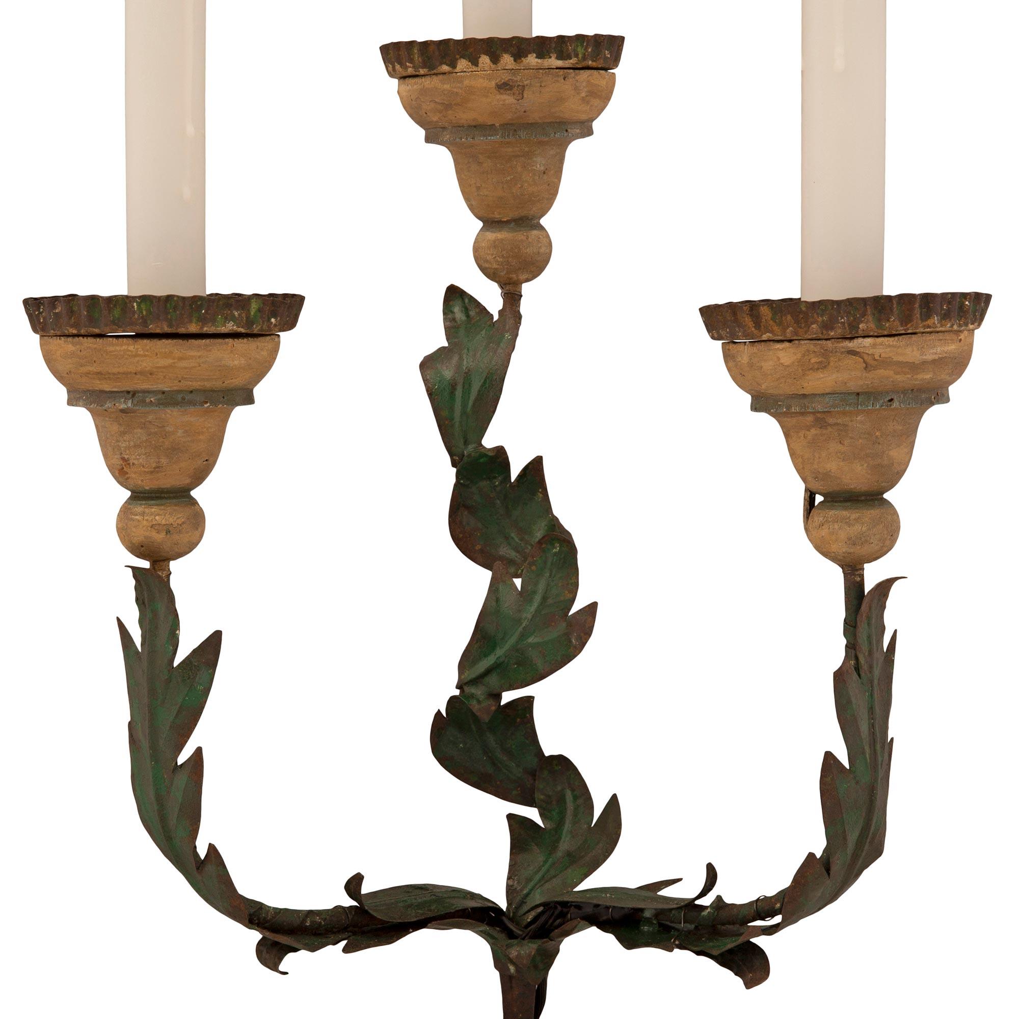 XVIIIe siècle et antérieur Lampes à candélabre italiennes d'époque Louis XVI du 18ème siècle en bois patiné et tôle en vente