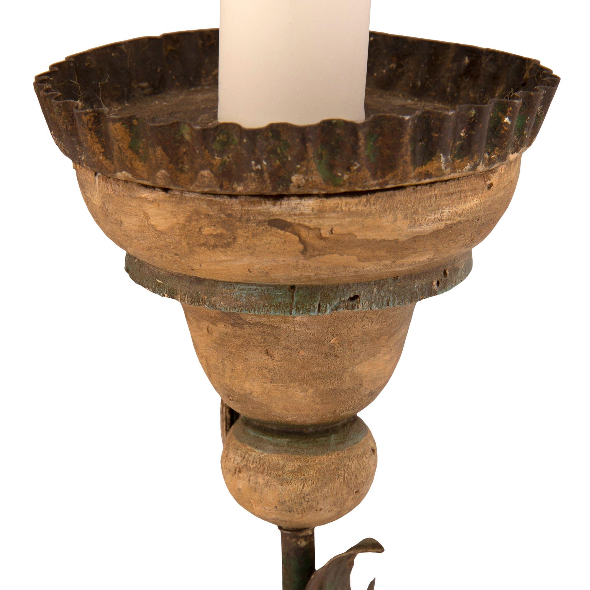 Métal Lampes à candélabre italiennes d'époque Louis XVI du 18ème siècle en bois patiné et tôle en vente