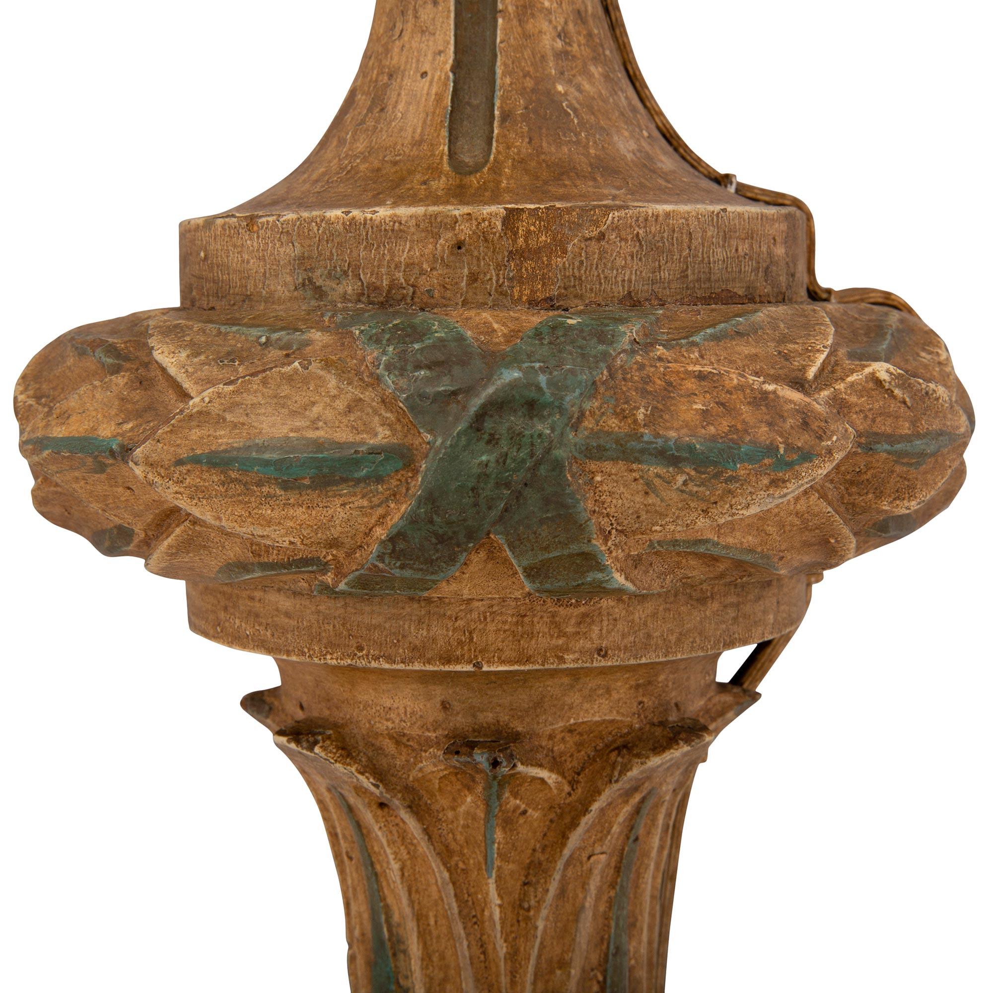 Lampes à candélabre italiennes d'époque Louis XVI du 18ème siècle en bois patiné et tôle en vente 1