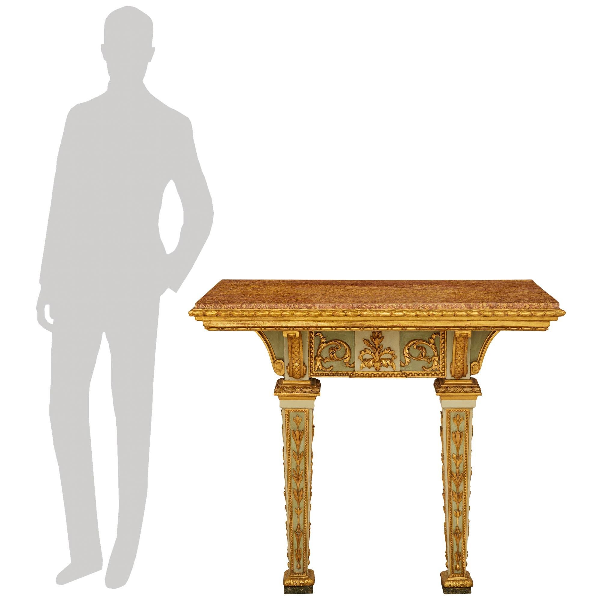 Eine sensationelle und stattliche norditalienische Konsole aus dem 18. Jahrhundert aus patiniertem Holz, Giltwood und Marmor. Diese atemberaubende Konsole steht auf zwei quadratischen, spitz zulaufenden Beinen mit Sockeln aus Kunstmarmor und
