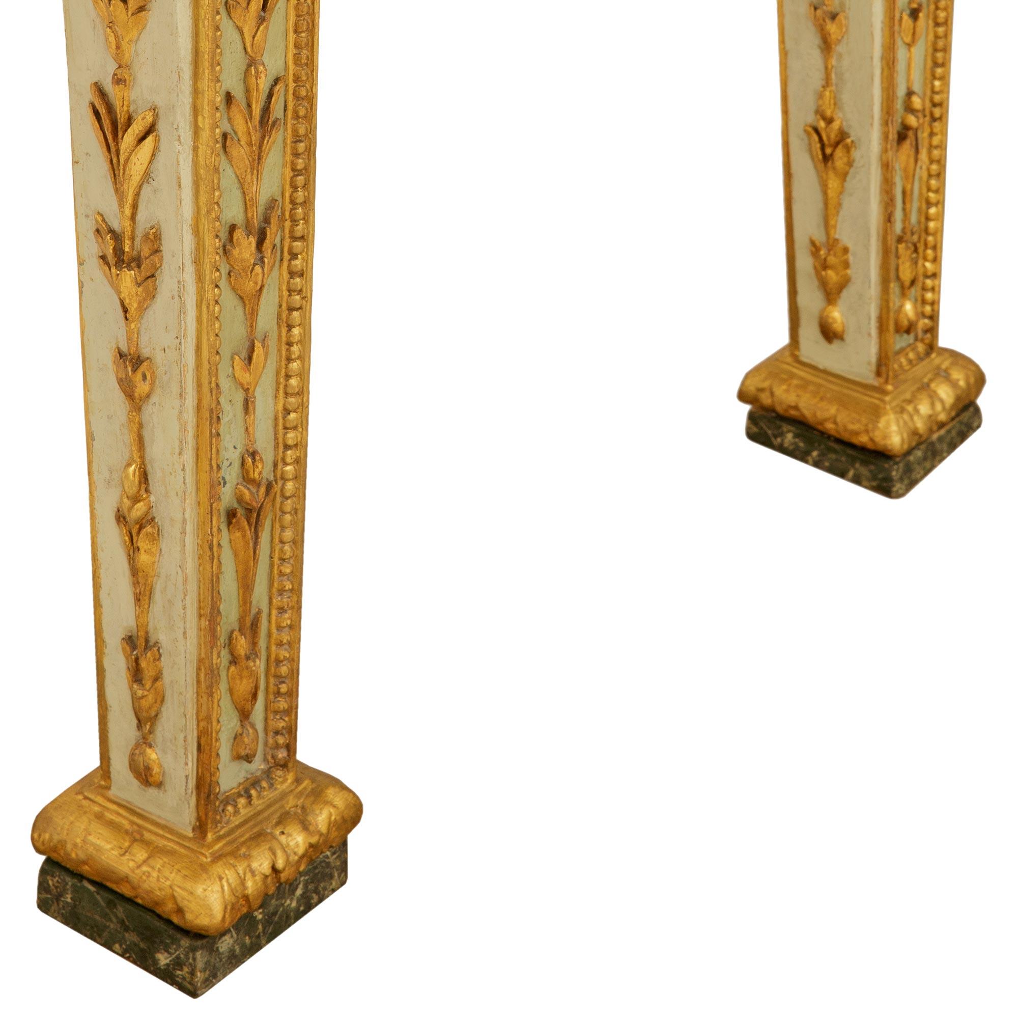 Italienisch 18. Jahrhundert Louis XVI Periode patiniert Holz Giltwood und Marmor Konsole (18. Jahrhundert und früher) im Angebot