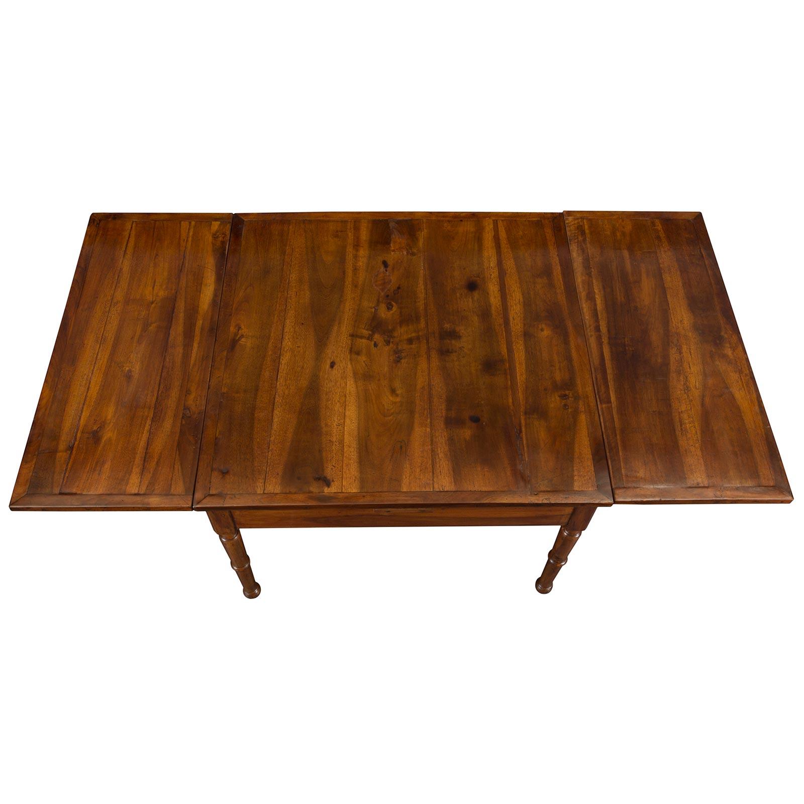 Italian 18th Century Louis XVI Period Walnut Center/Dining Table In Good Condition For Sale In West Palm Beach, FL