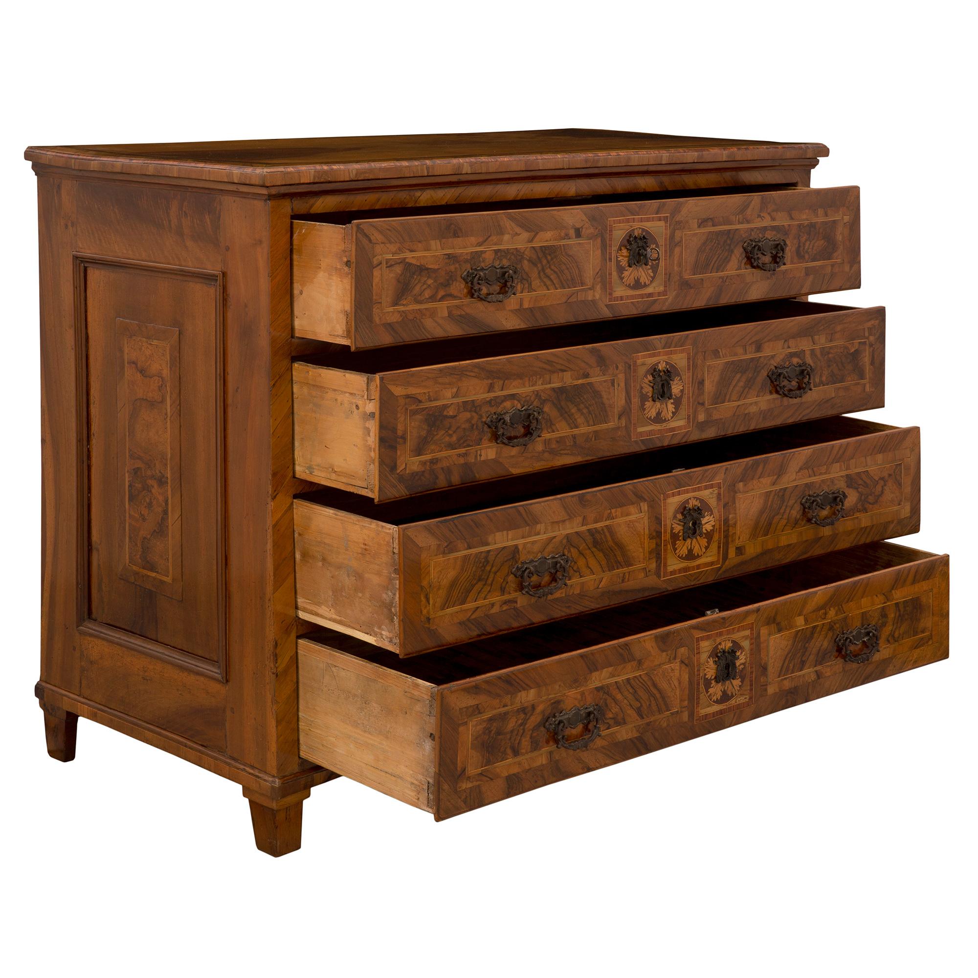 Italienische Kommode aus Walnussholz, Veilchenholz und Charmwood aus dem 18. Jahrhundert (Louis XVI.) (18. Jahrhundert und früher) im Angebot