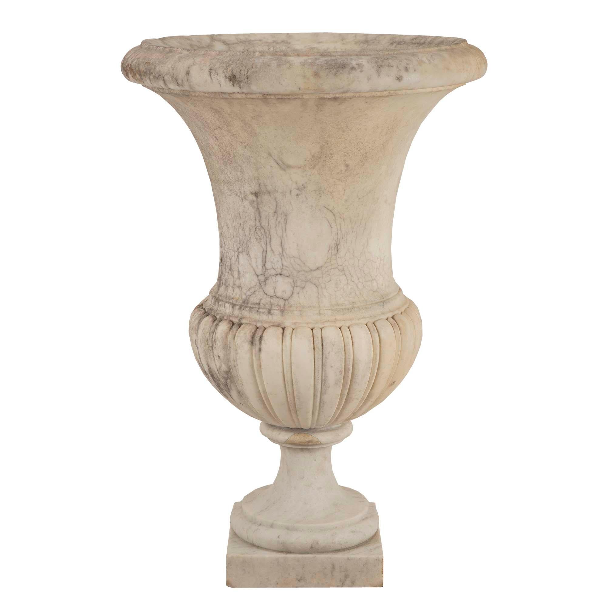 Italian 18th Century Louis XVI Period White Carrara Marble Urn In Good Condition For Sale In West Palm Beach, FL