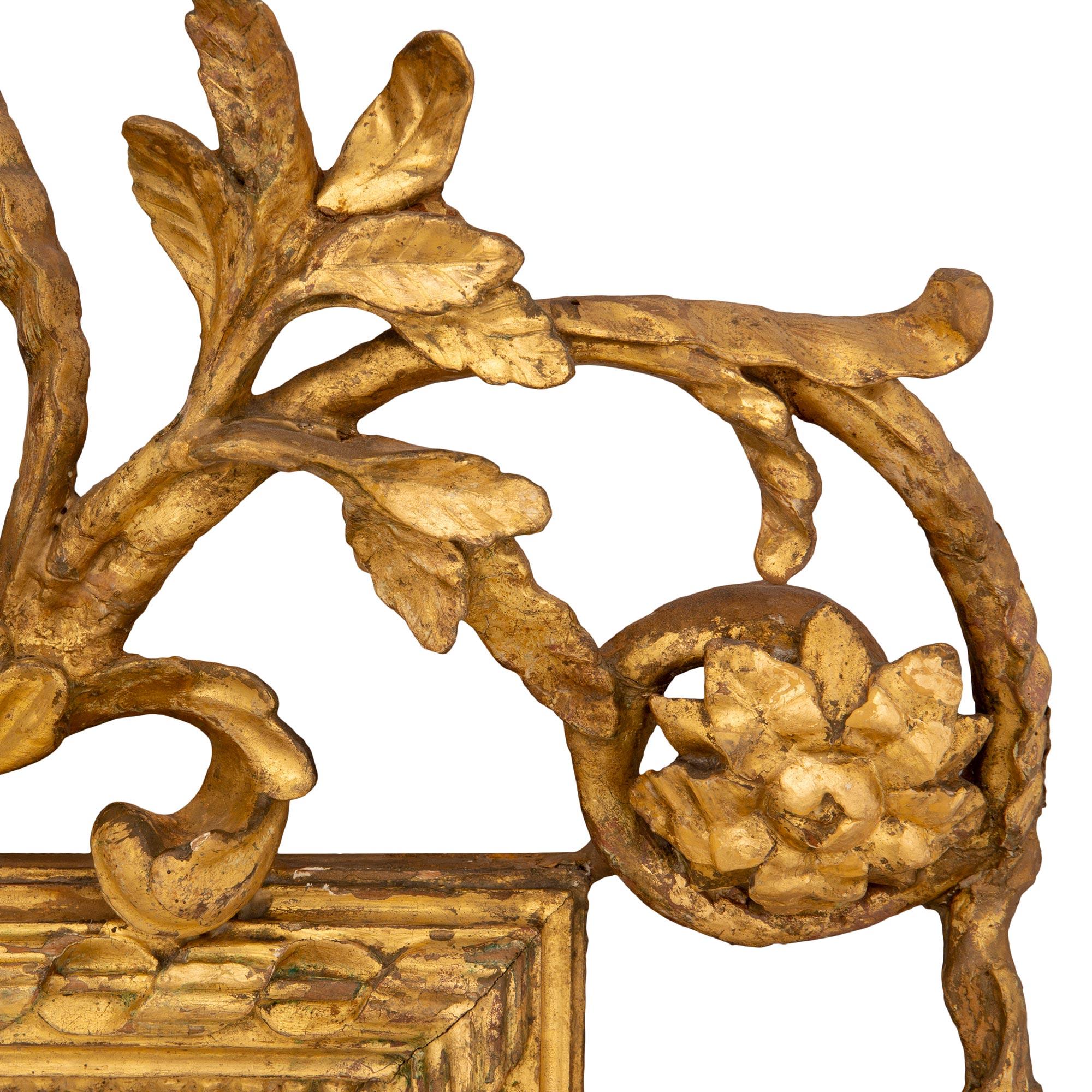 Miroir italien du 18ème siècle en bois doré de style Louis XVI en vente 1