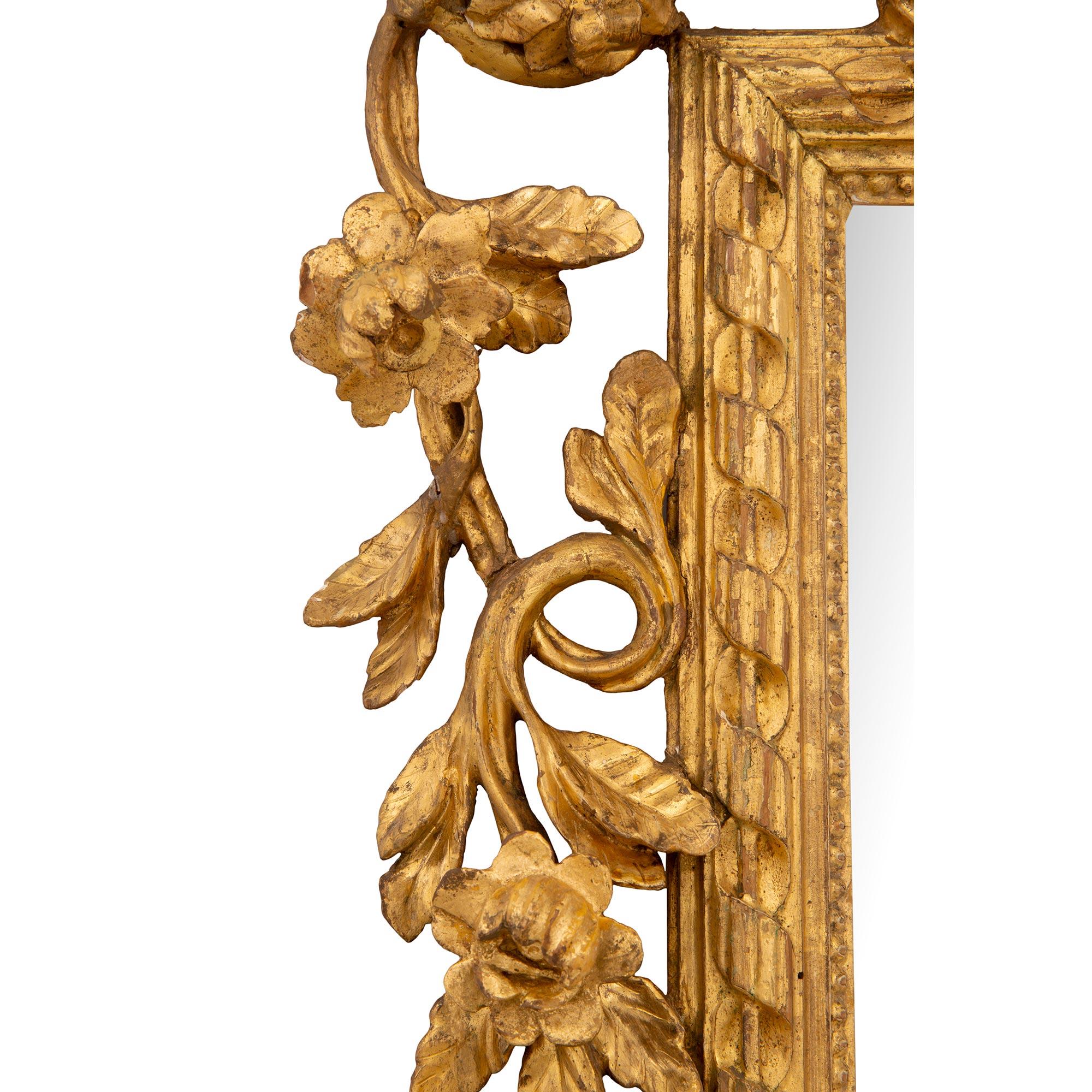 Miroir italien du 18ème siècle en bois doré de style Louis XVI en vente 3