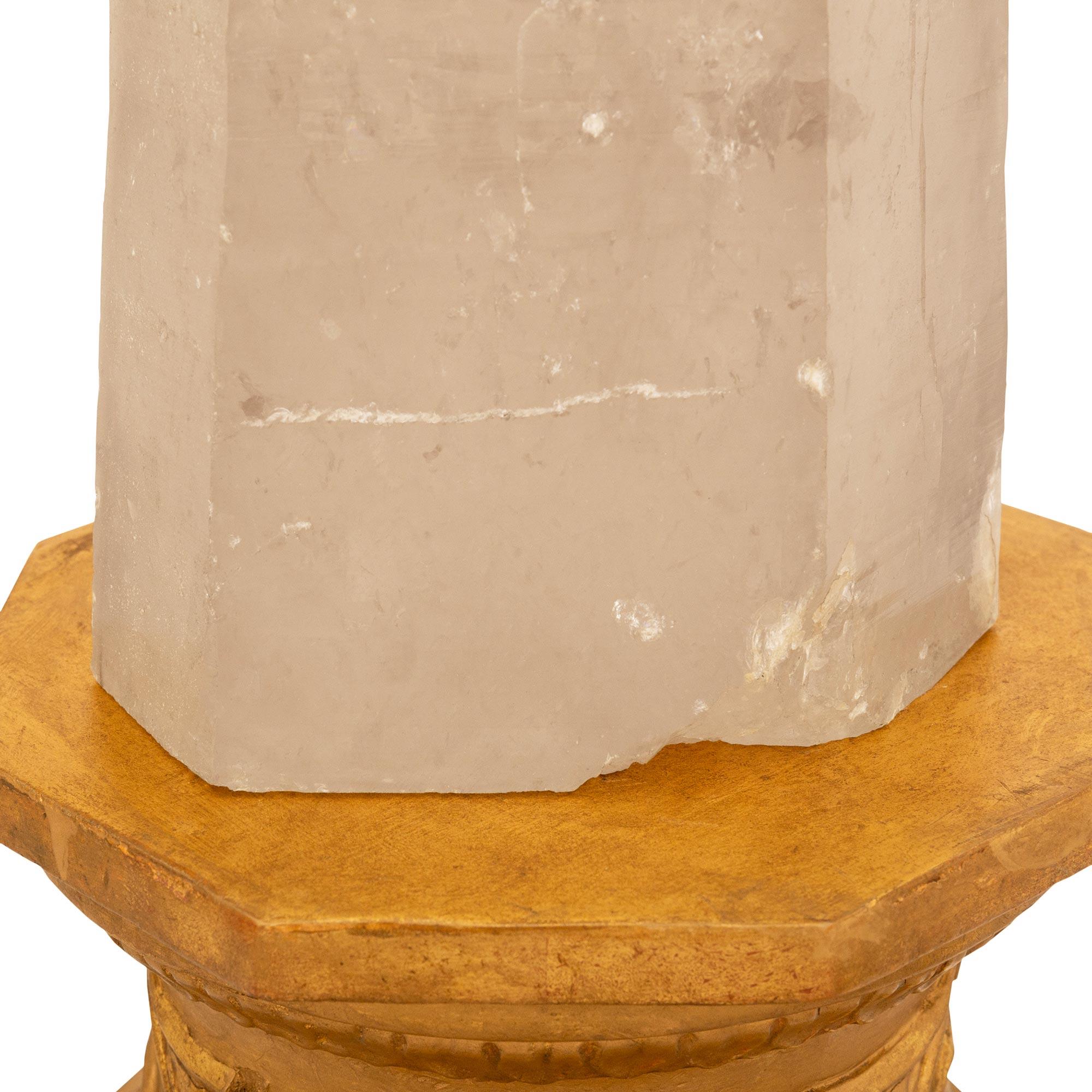 XVIIIe siècle et antérieur Obélisque italien du XVIIIe siècle de style Louis XVI en cristal de roche et bois doré en vente