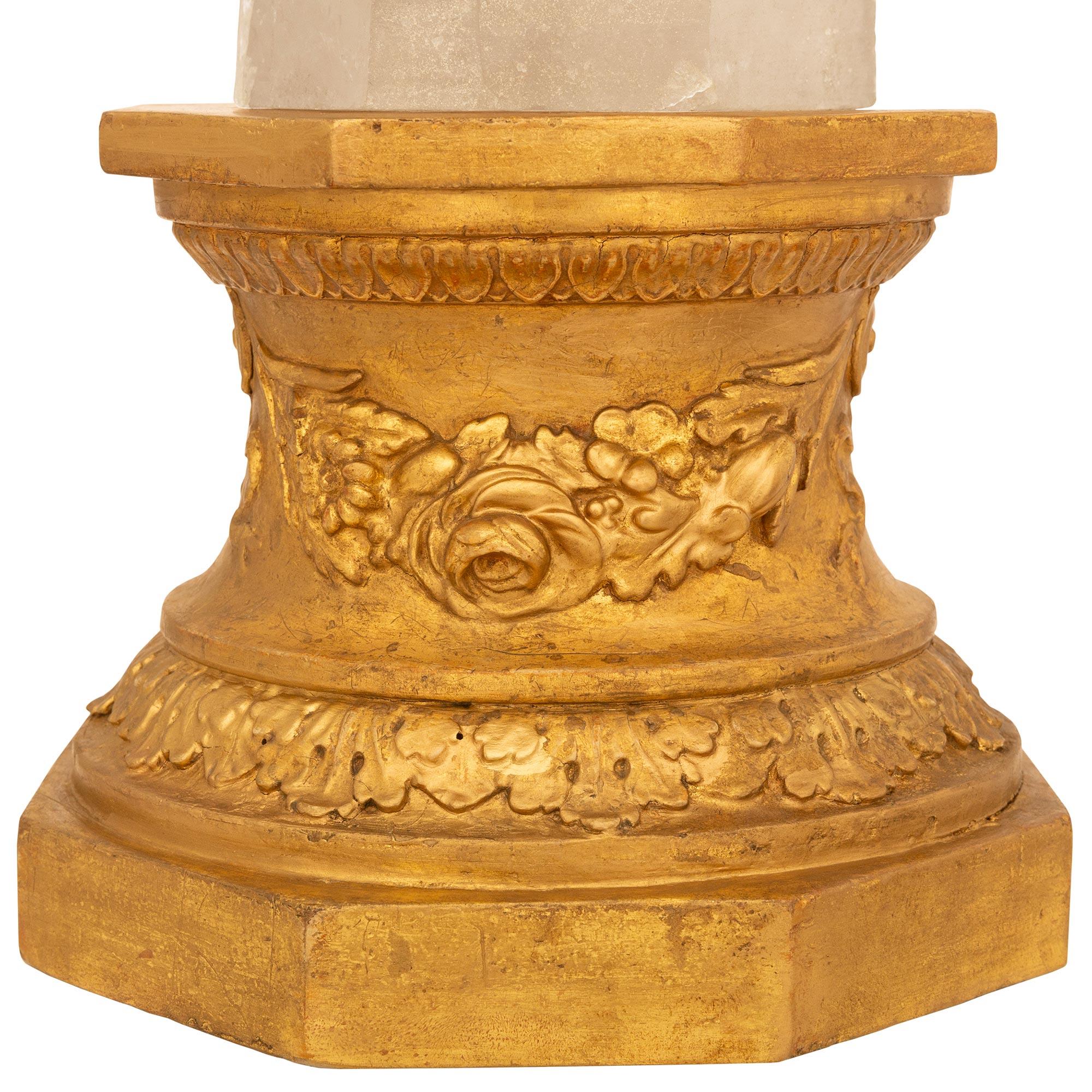 Cristal de roche Obélisque italien du XVIIIe siècle de style Louis XVI en cristal de roche et bois doré en vente