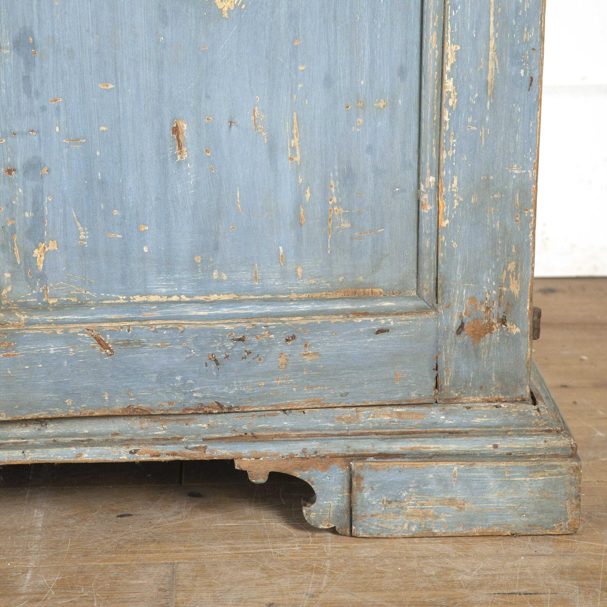 Italian 18th Century Low Cupboard For Sale 4