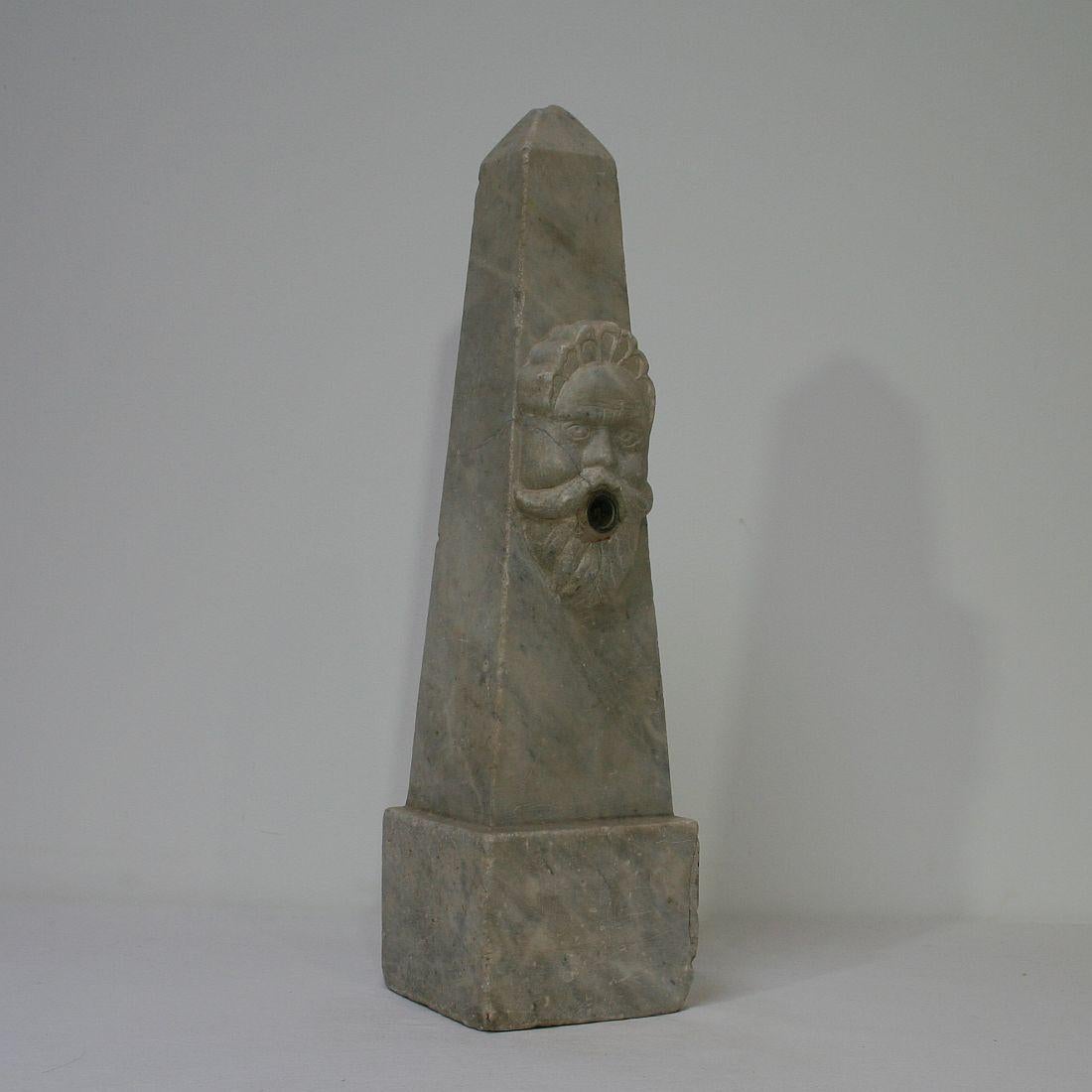 Italian 18th Century Marble Obelisk with a Fountain Head In Good Condition In Buisson, FR