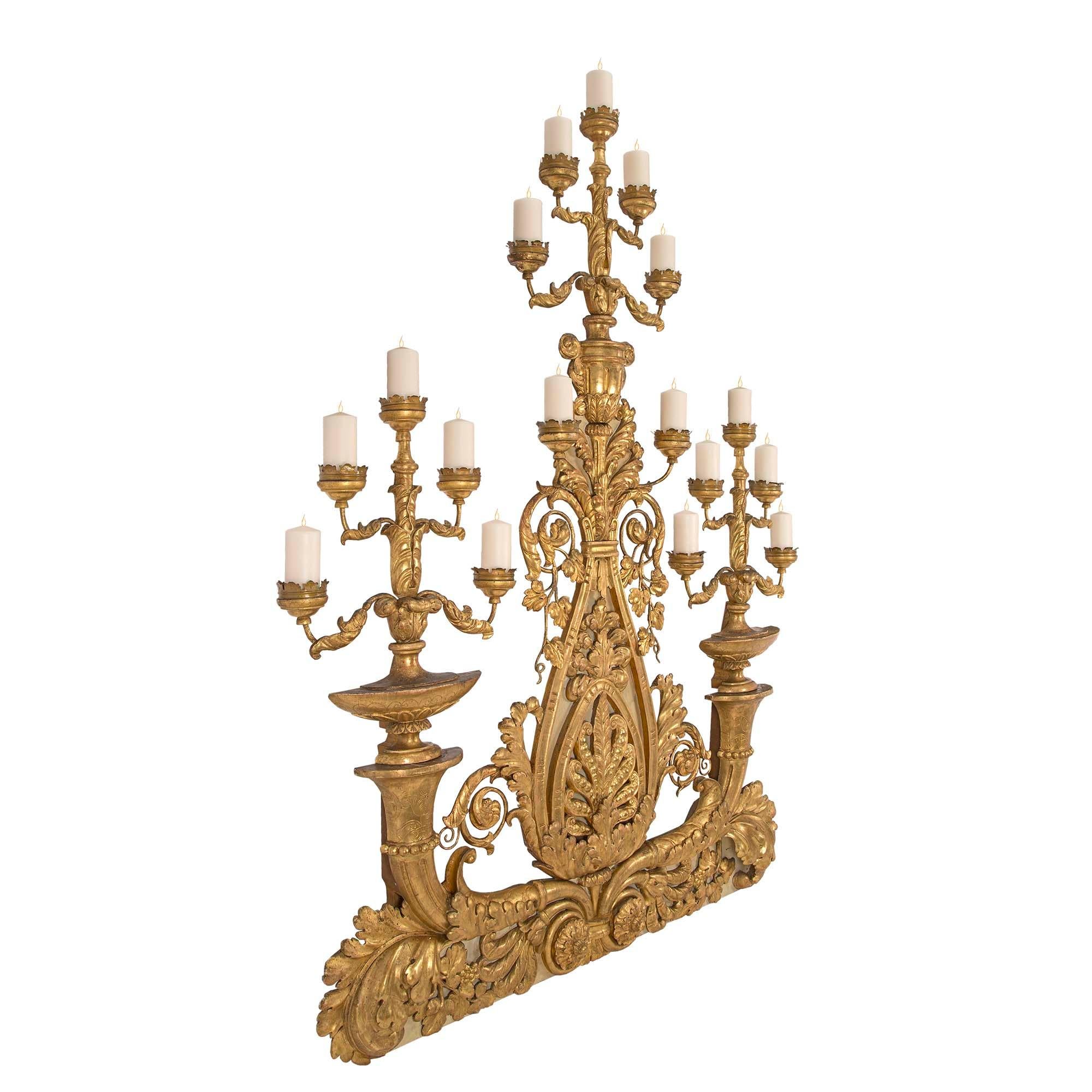 Doré Candélabres toscans monumentaux italiens du 18ème siècle en bois doré et métal doré en vente