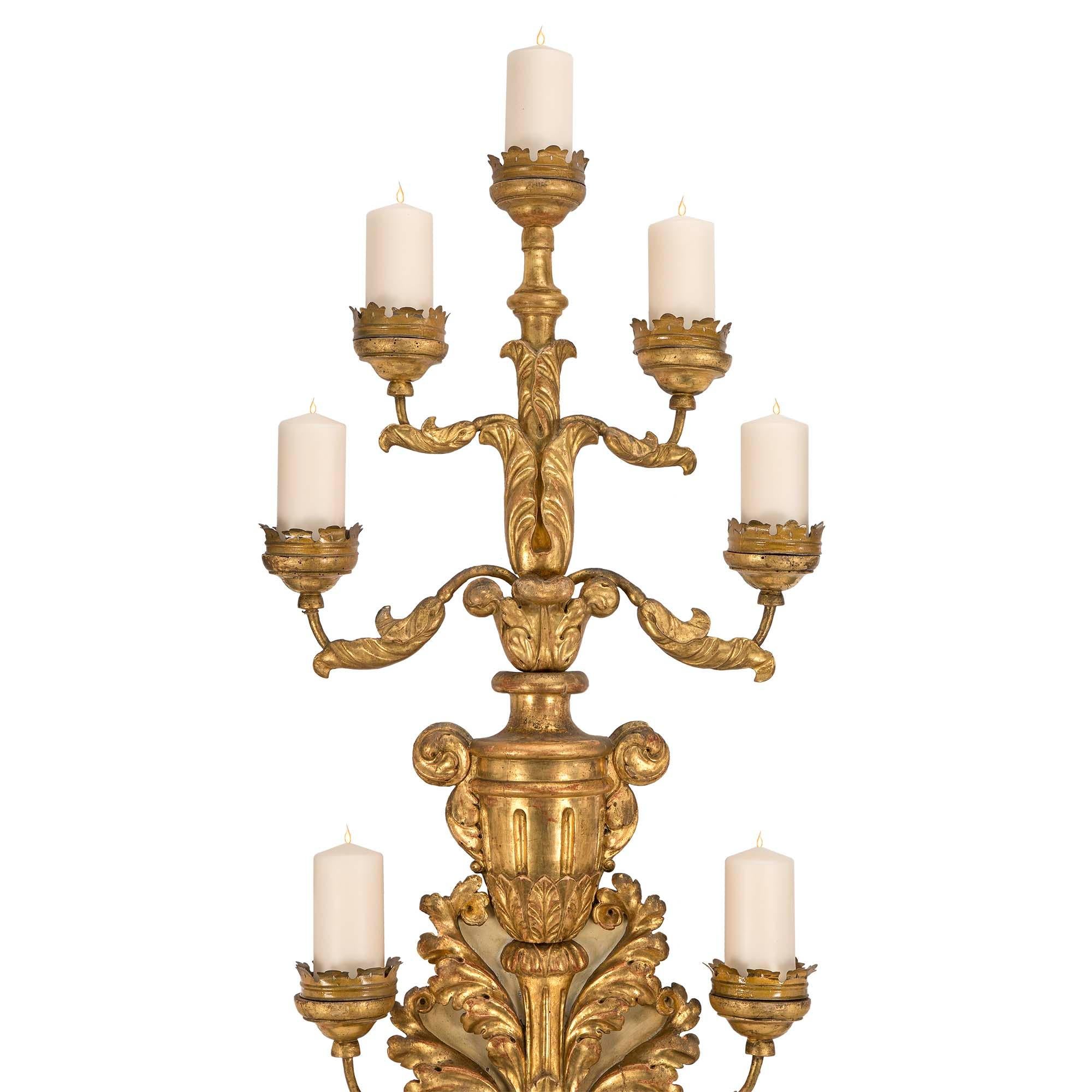 Candélabres toscans monumentaux italiens du 18ème siècle en bois doré et métal doré Bon état - En vente à West Palm Beach, FL