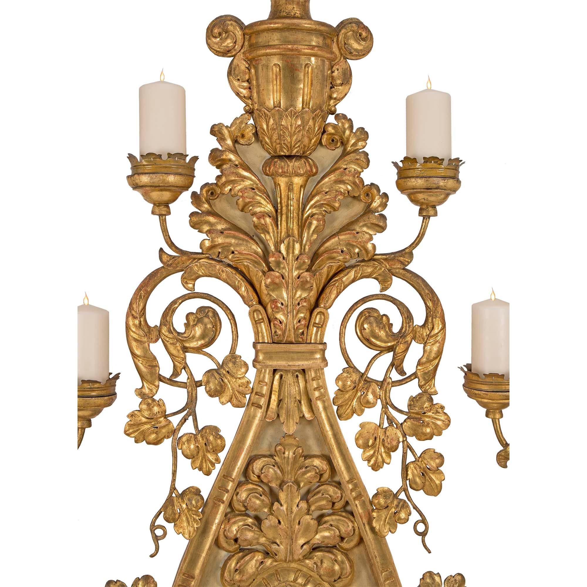 XVIIIe siècle et antérieur Candélabres toscans monumentaux italiens du 18ème siècle en bois doré et métal doré en vente