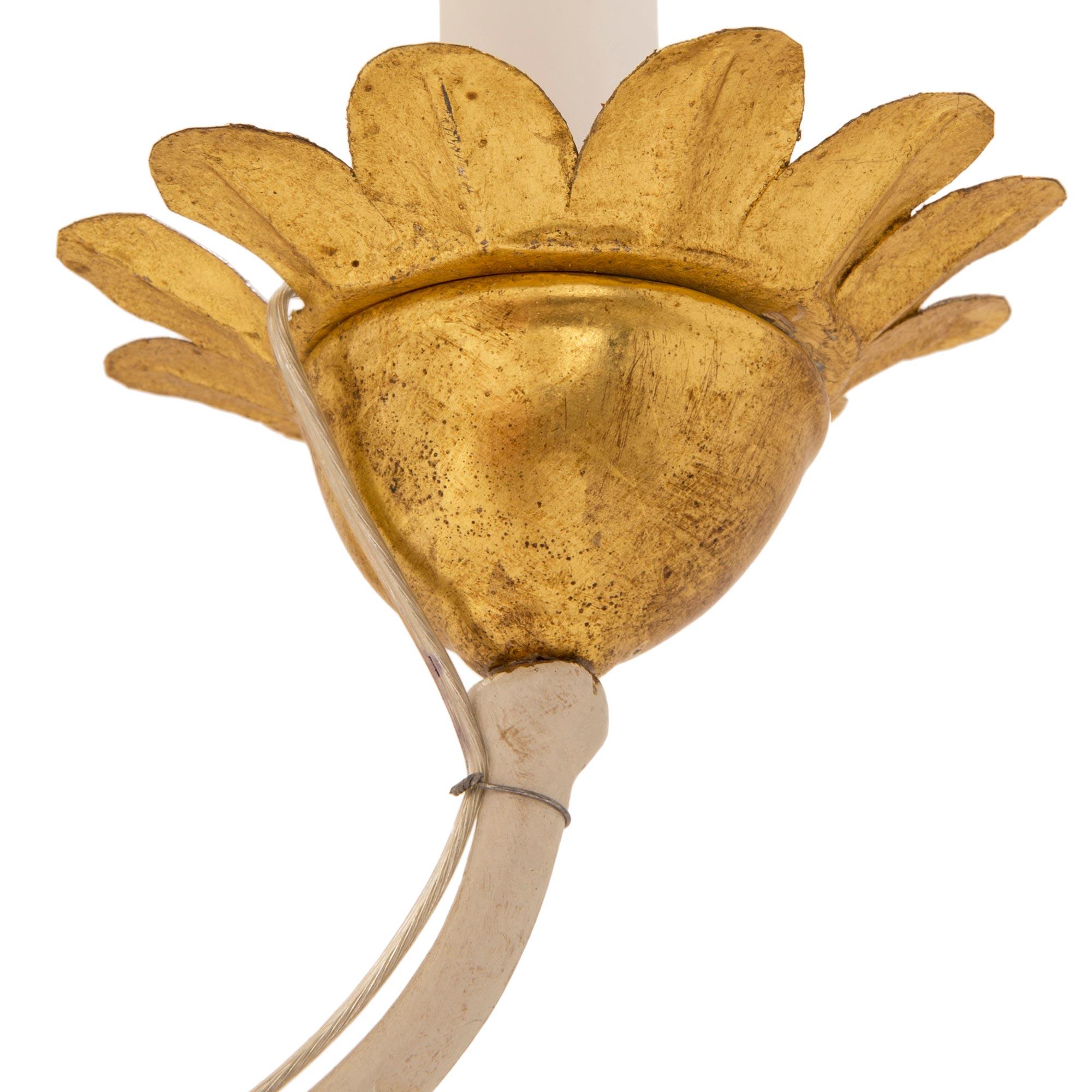 Italienischer neoklassizistischer Kronleuchter aus vergoldetem Metall, Eisen und Glas aus dem 18. Jahrhundert im Zustand „Gut“ im Angebot in West Palm Beach, FL