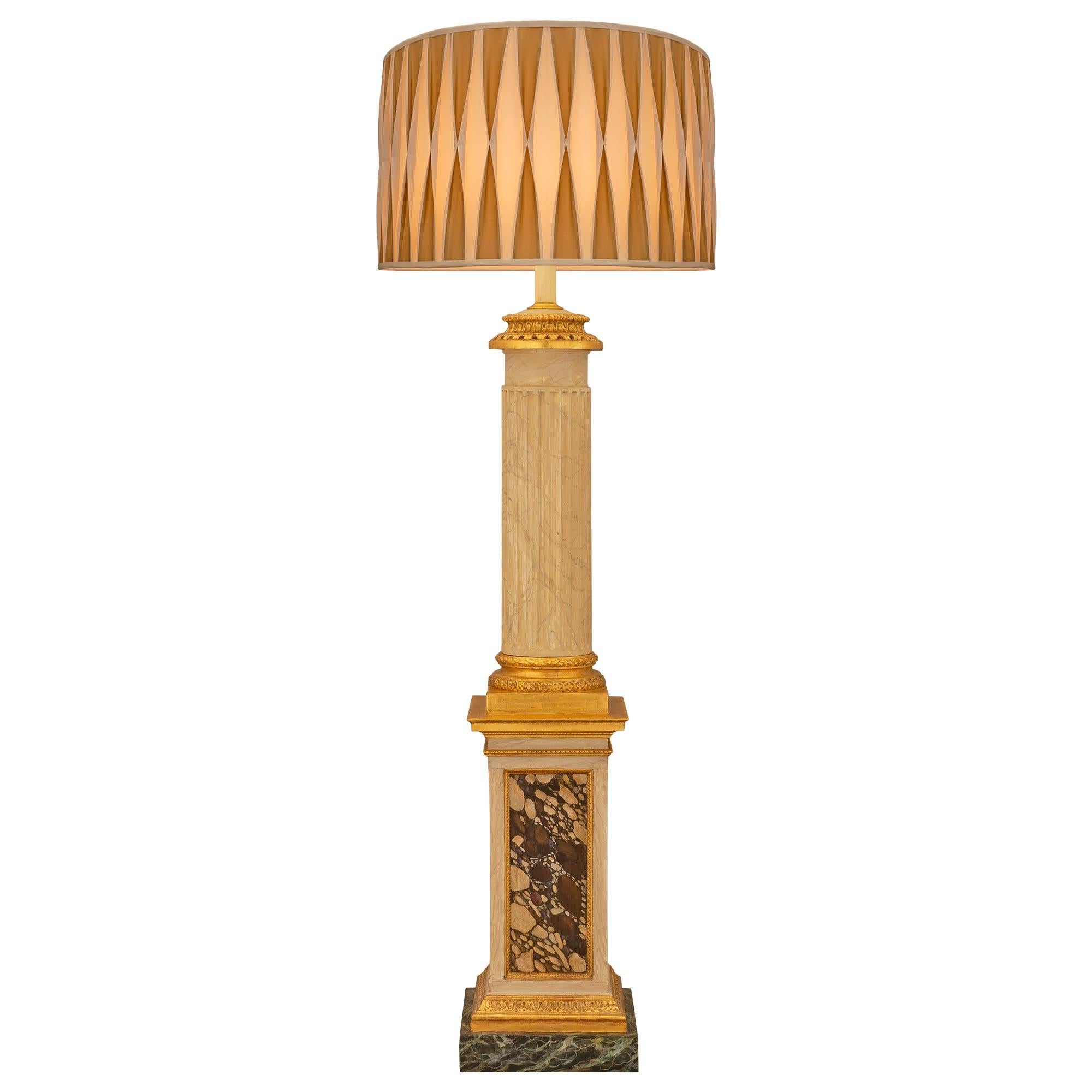 Eine beeindruckende italienische Stehlampe im neoklassischen Stil des 18. Jahrhunderts aus patiniertem Holz, vergoldetem Holz und künstlich bemaltem Marmor. Die Stehlampe wird von einem schönen quadratischen Sockel aus lackiertem Verde Antico-Marmor