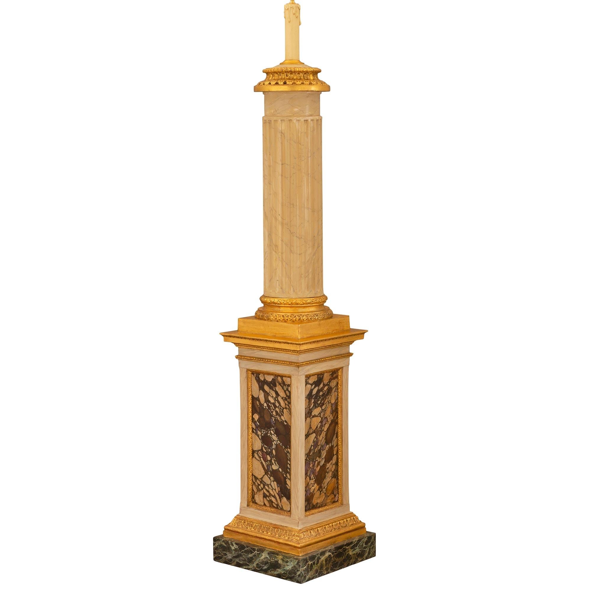 Italienische Stehlampe aus neoklassischem St. Giltwood aus dem 18. (Neoklassisch) im Angebot
