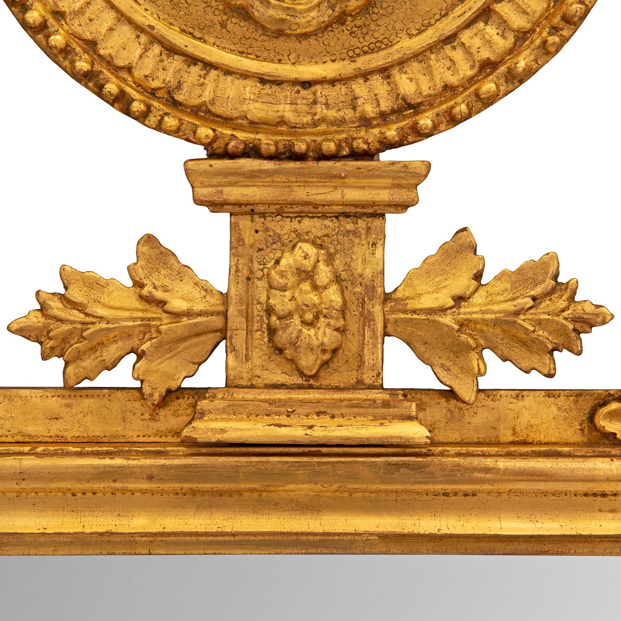 XVIIIe siècle et antérieur Miroir italien néoclassique du 18ème siècle en bois doré en vente