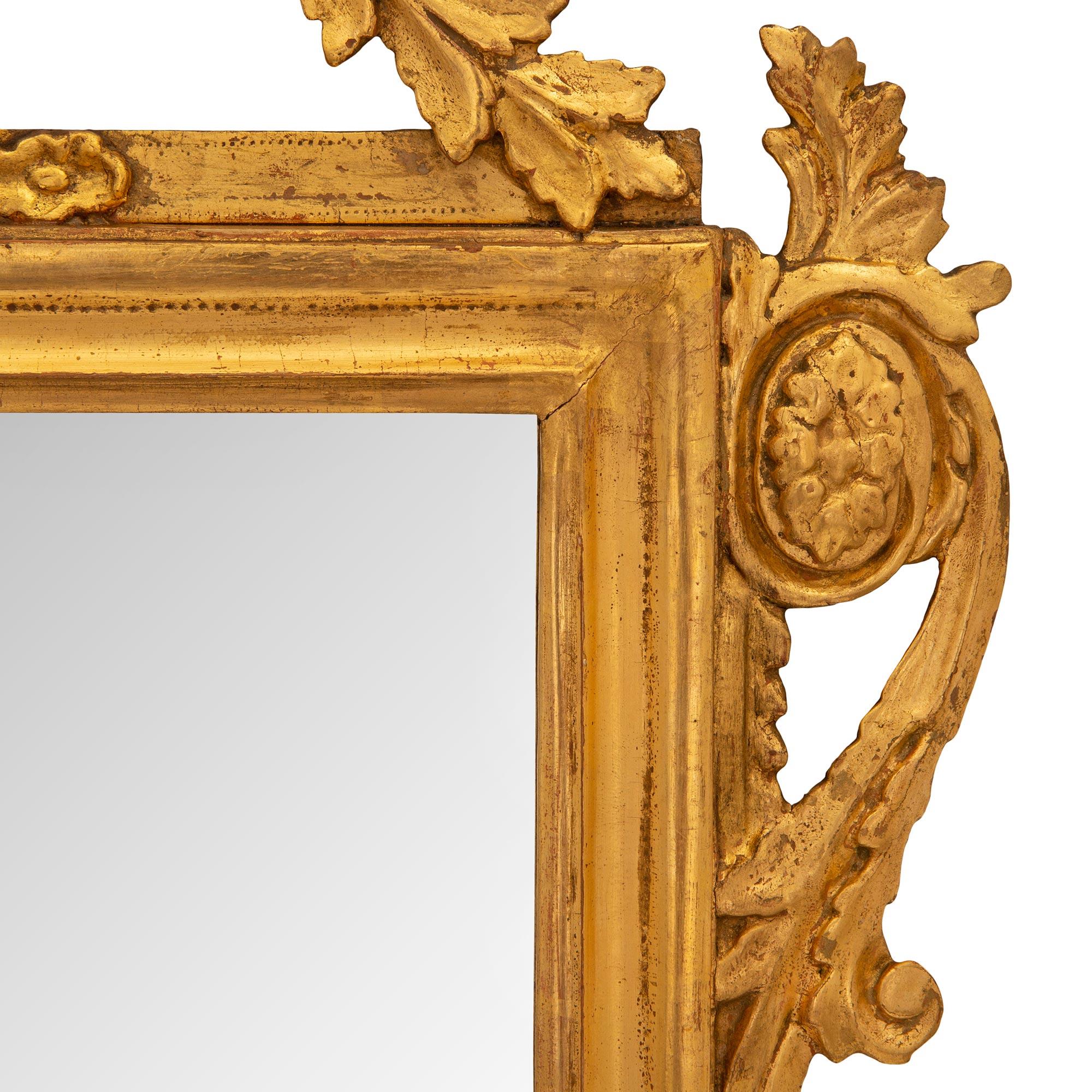 Miroir italien néoclassique du 18ème siècle en bois doré en vente 1