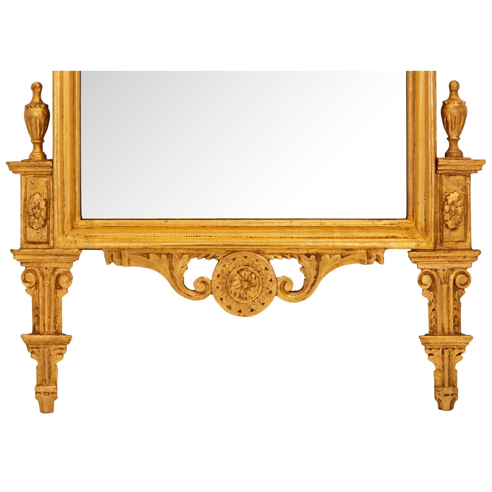 Miroir italien néoclassique du 18ème siècle en bois doré en vente 2