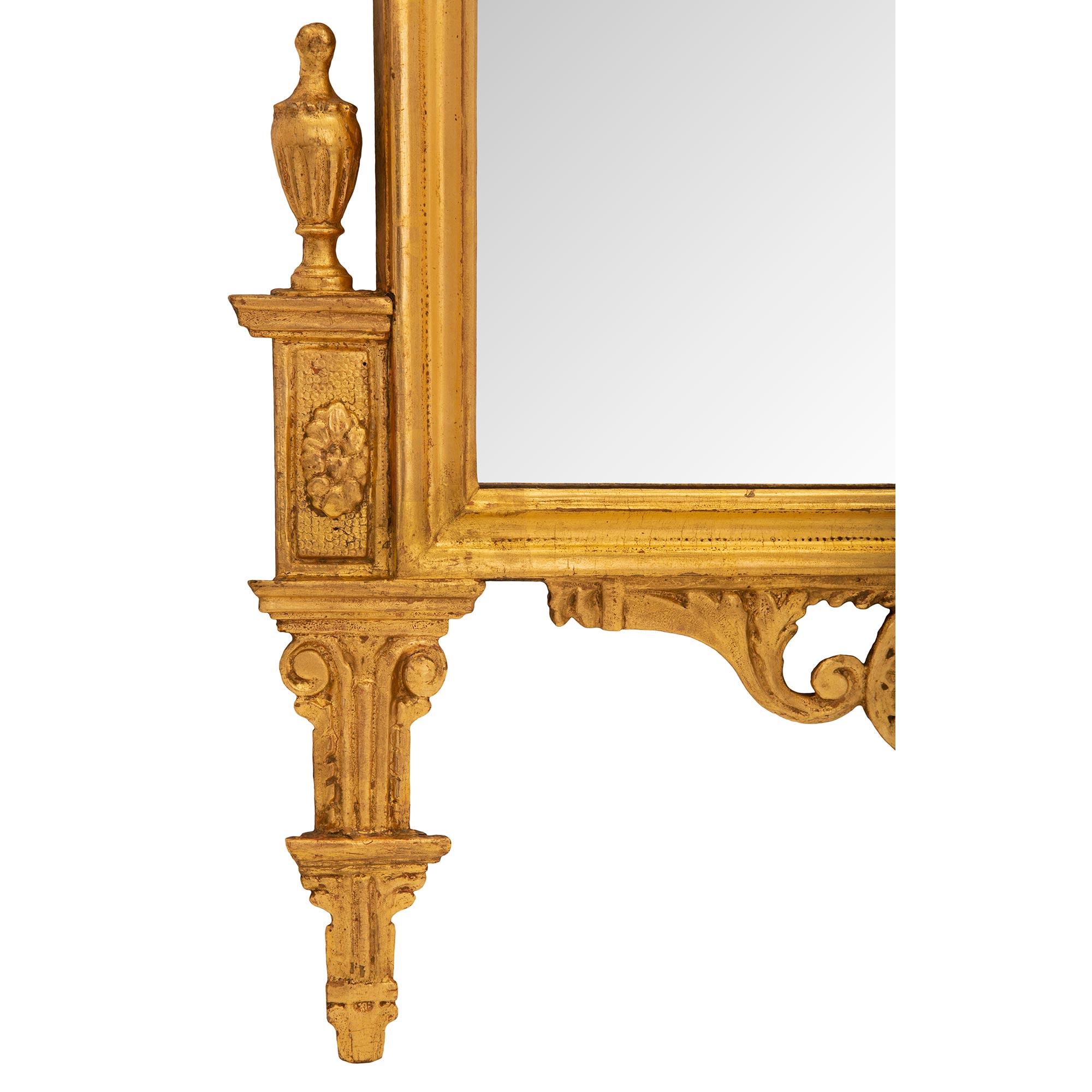 Miroir italien néoclassique du 18ème siècle en bois doré en vente 3
