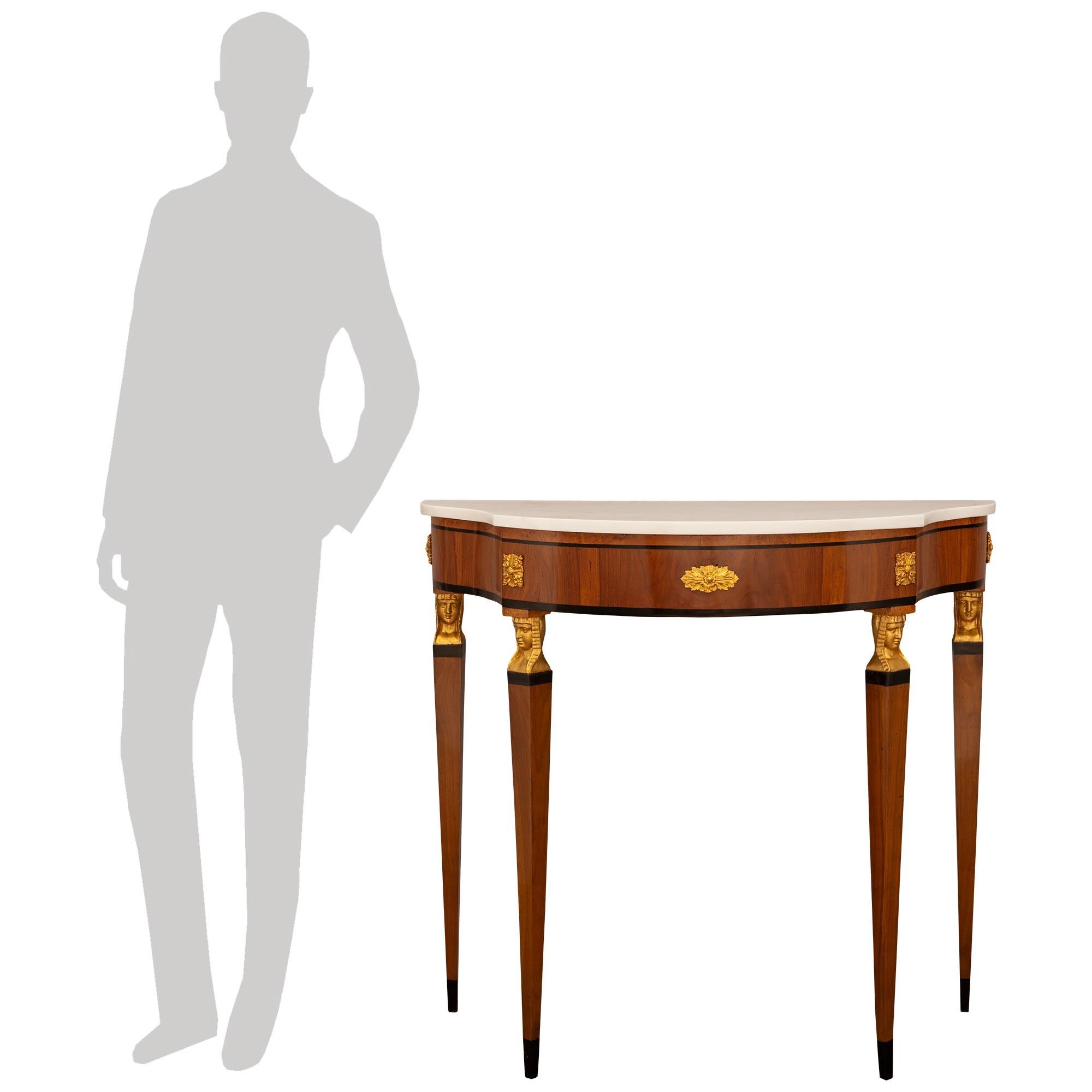 Eine attraktive italienische neoklassizistische Konsole aus dem 18. Giltwood, Ebonized Fruitwood, Nussbaum und weißem Carrara-Marmor Konsole. Diese schöne, freistehende Konsole in Form einer Demi-Lune steht auf vier quadratischen, schlanken, spitz