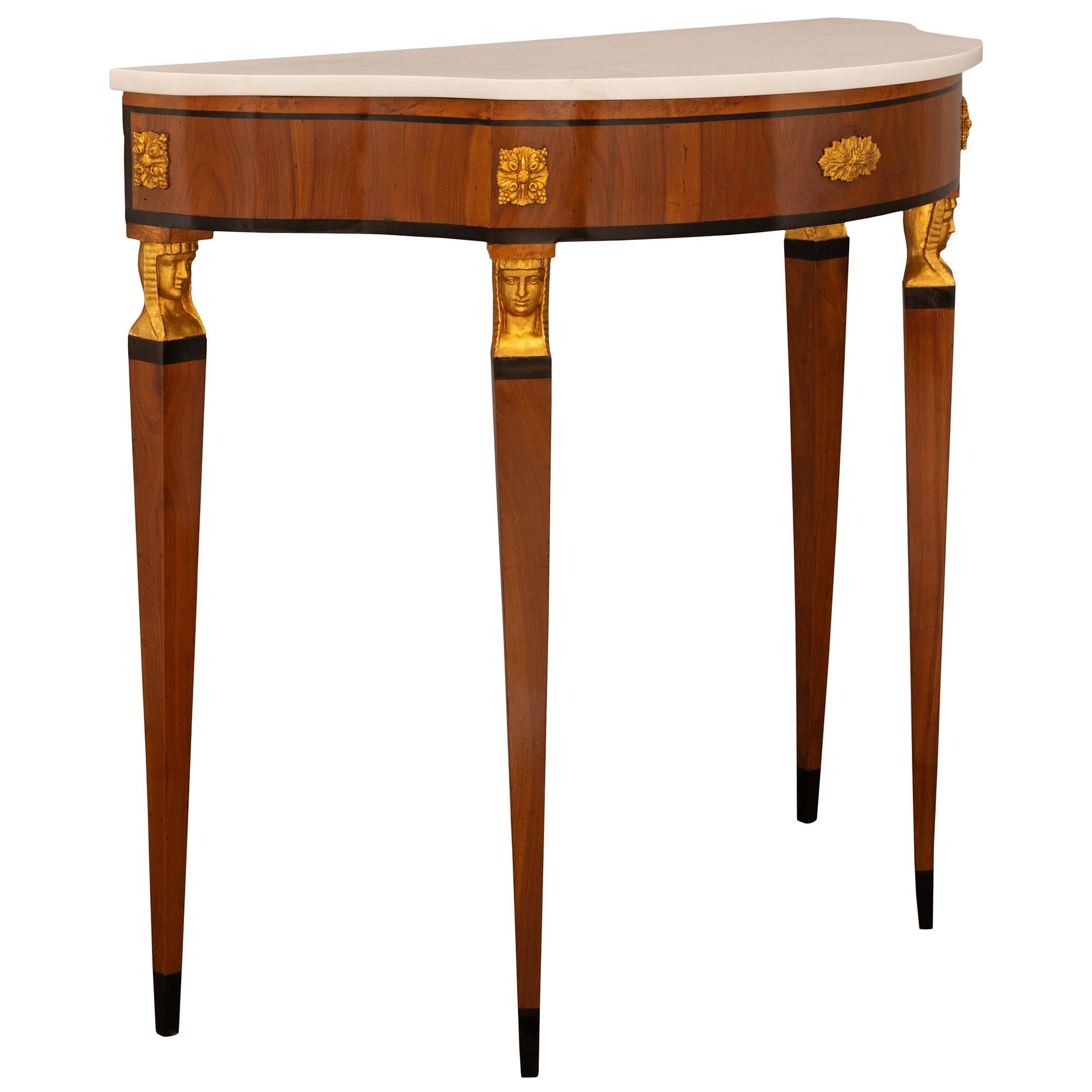 Italienische neoklassizistische Konsole aus dem 18. Konsole aus Giltwood, Nussbaum und Marmor (Neoklassisch) im Angebot