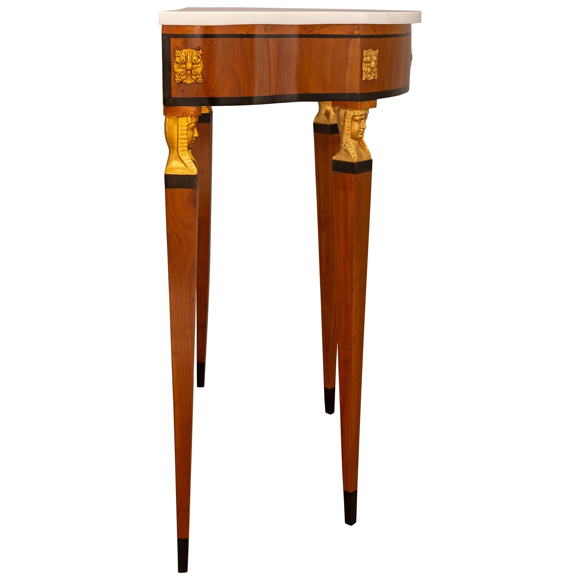 Italienische neoklassizistische Konsole aus dem 18. Konsole aus Giltwood, Nussbaum und Marmor im Zustand „Gut“ im Angebot in West Palm Beach, FL