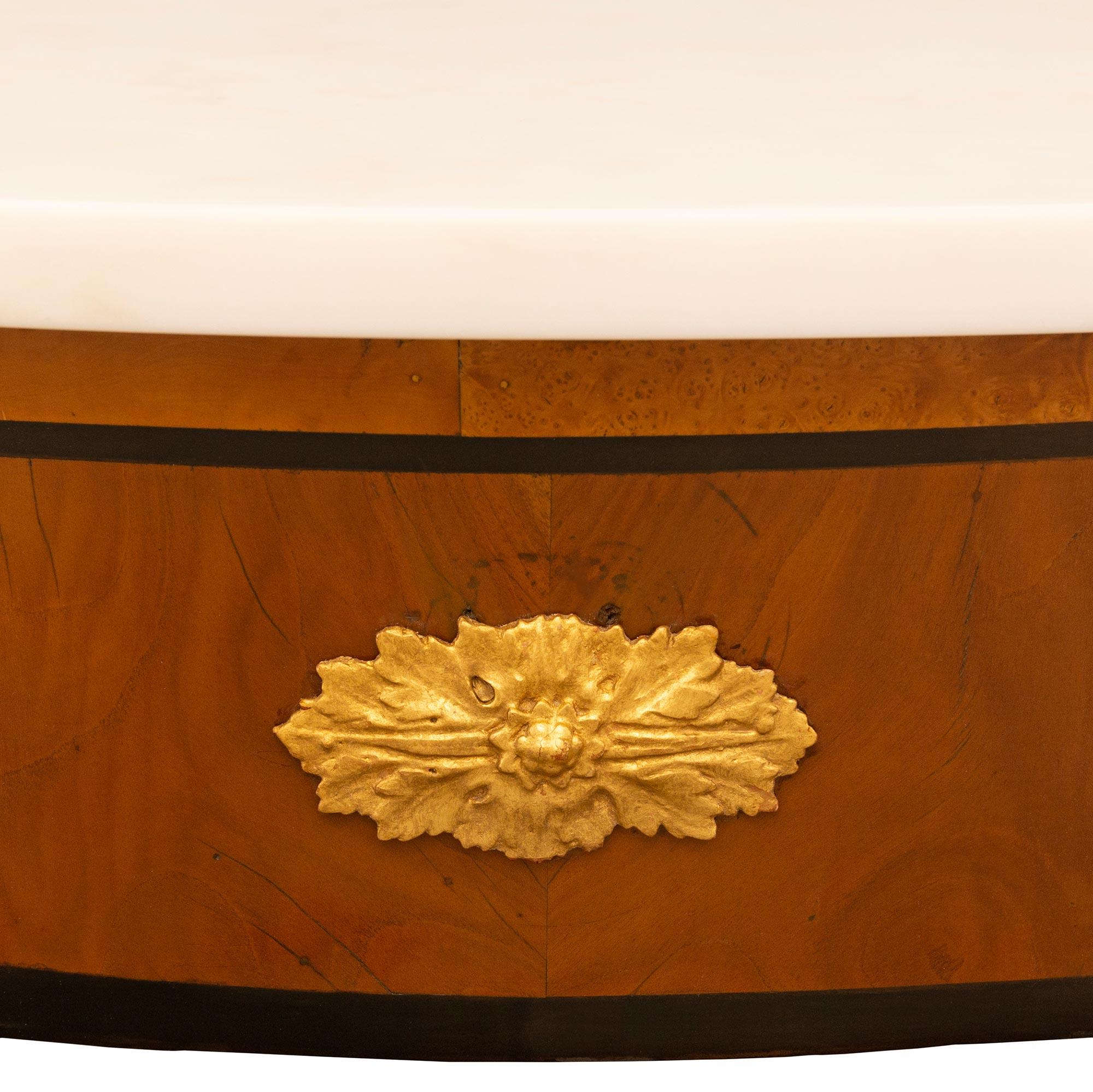 Italienische neoklassizistische Konsole aus dem 18. Konsole aus Giltwood, Nussbaum und Marmor (18. Jahrhundert und früher) im Angebot