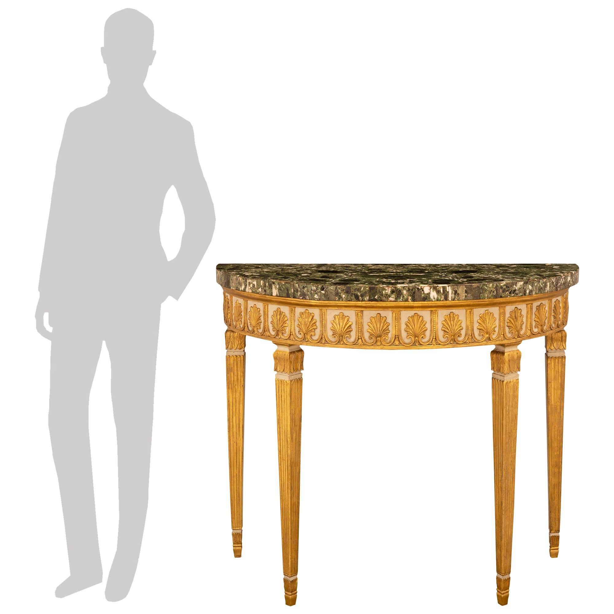 Eine atemberaubende und fein detaillierte italienische 18. Jahrhundert Neo-Klassik st. Louis XVI Periode patiniert Holz, Giltwood, und Ancient Green Marmor. Diese schöne, freistehende Demi-Lune-Konsole mit ihrer originalen Marmorplatte, Vergoldung