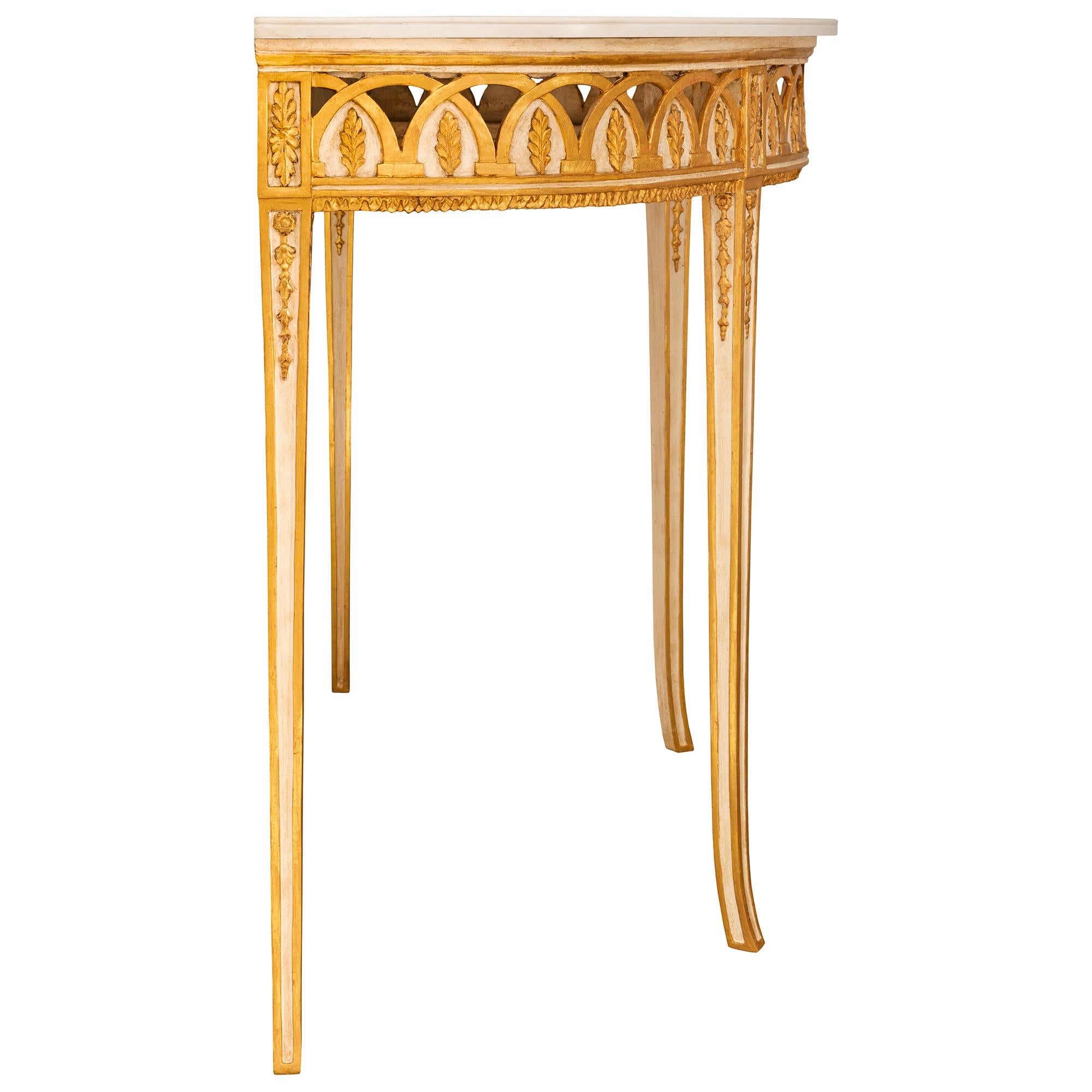 Italiano Marmo neoclassico italiano del XVIII secolo patinato bianco sporco Giltwood bianco in vendita