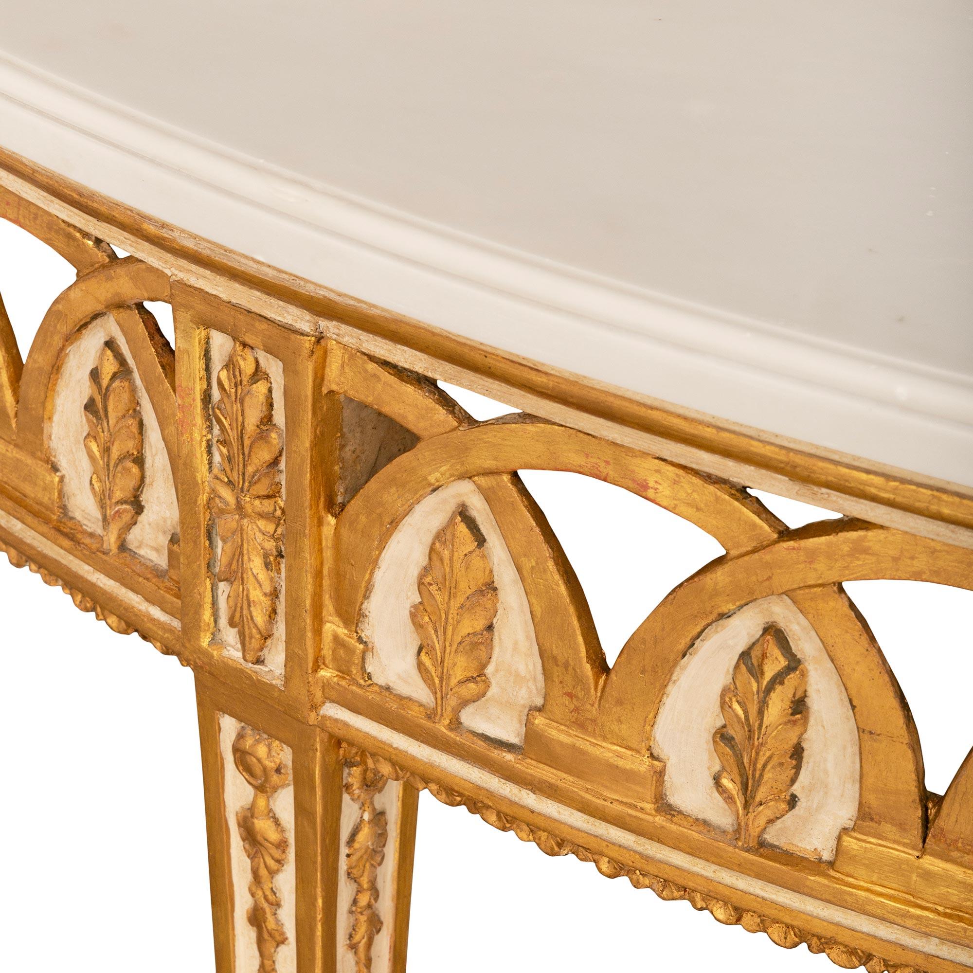 Patinato Marmo neoclassico italiano del XVIII secolo patinato bianco sporco Giltwood bianco in vendita
