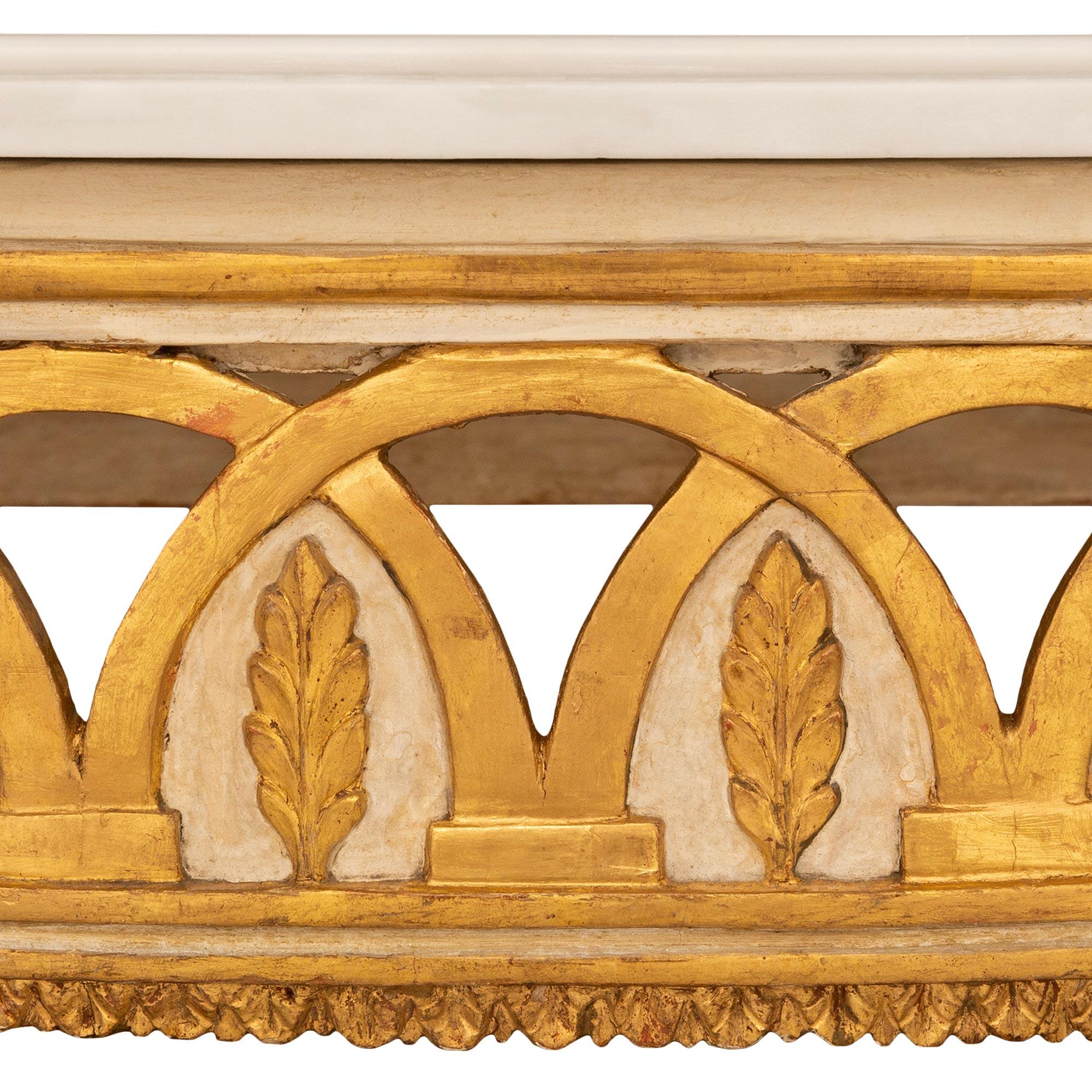 Marmo neoclassico italiano del XVIII secolo patinato bianco sporco Giltwood bianco In condizioni buone in vendita a West Palm Beach, FL