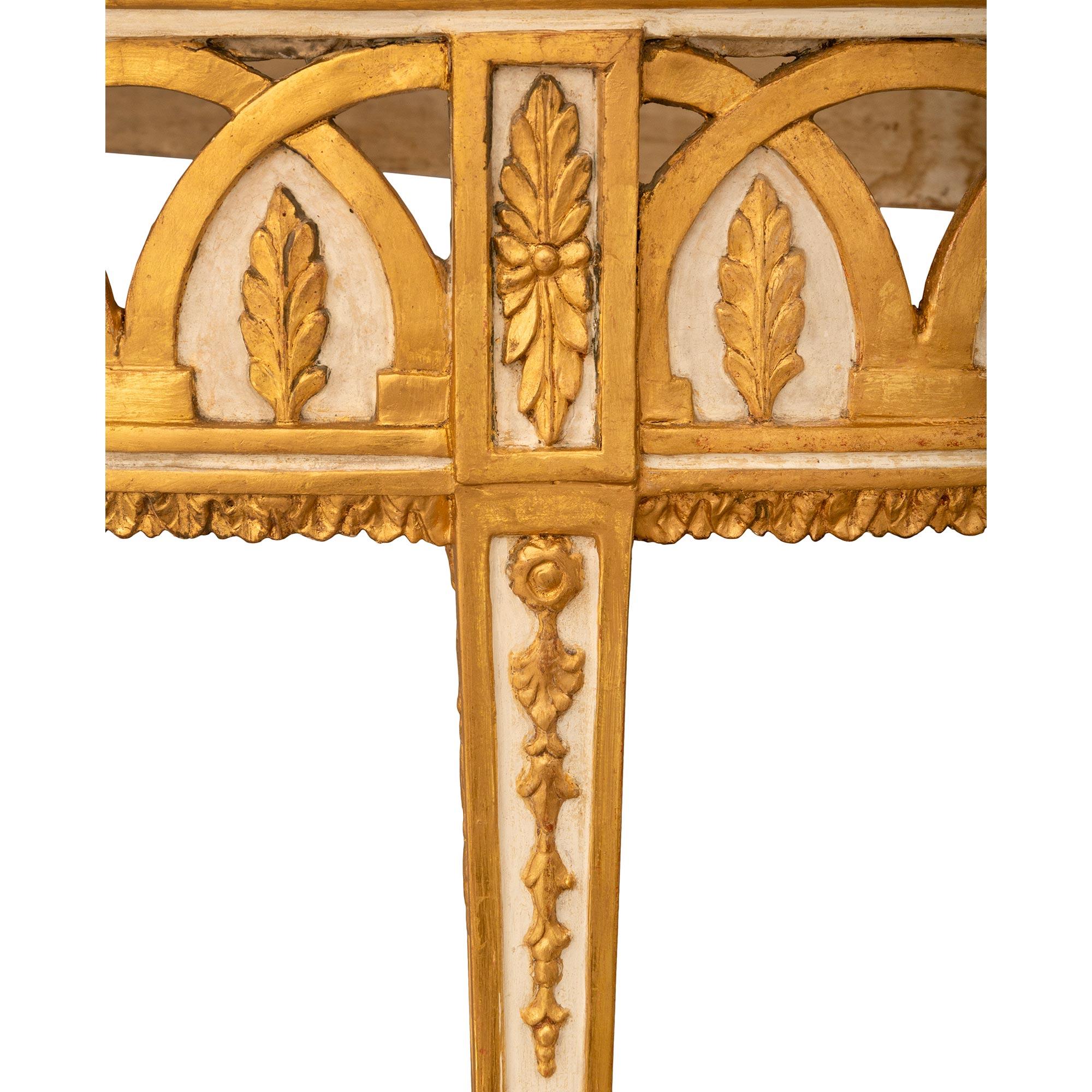 Fino al XVIII secolo Marmo neoclassico italiano del XVIII secolo patinato bianco sporco Giltwood bianco in vendita