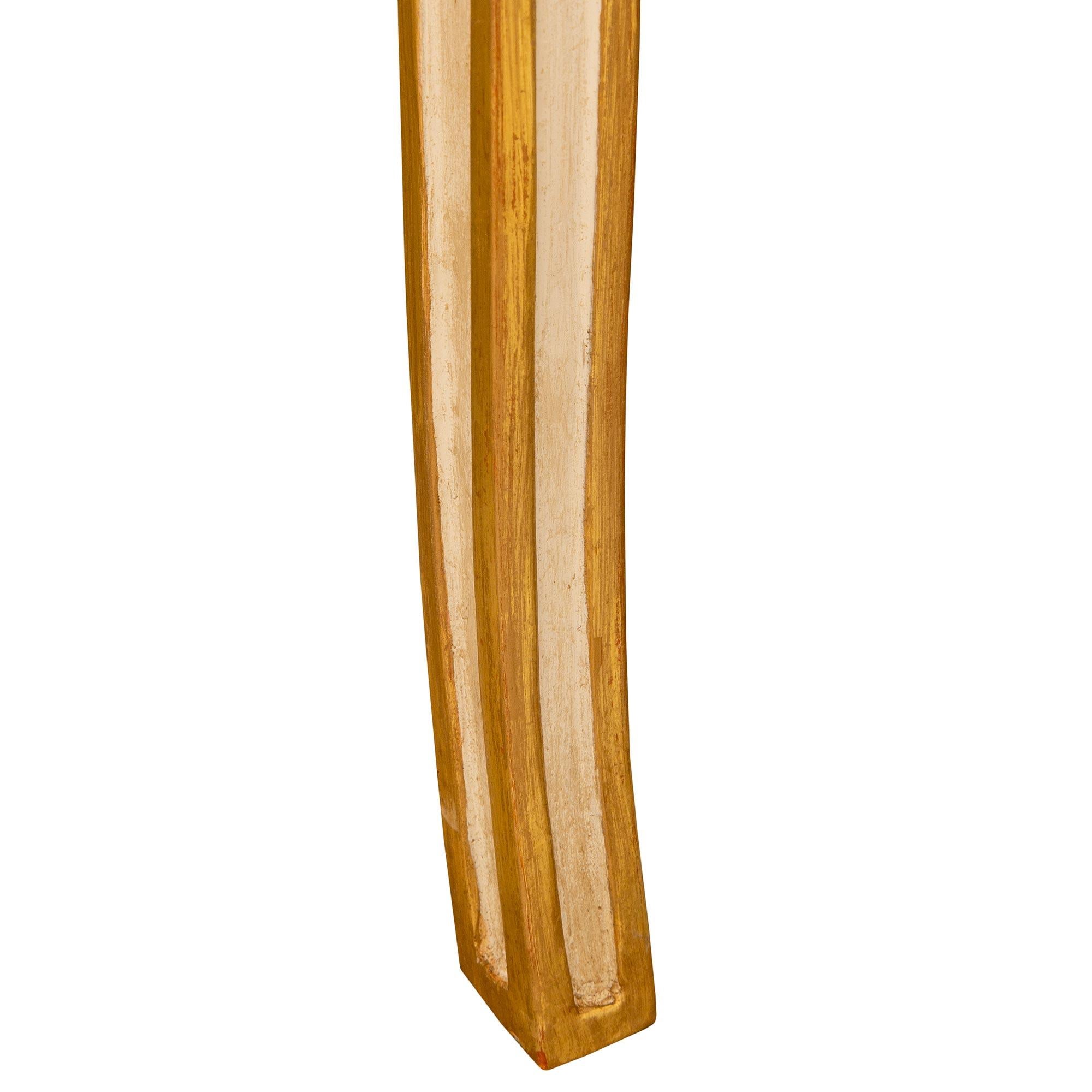 Marmo neoclassico italiano del XVIII secolo patinato bianco sporco Giltwood bianco in vendita 1