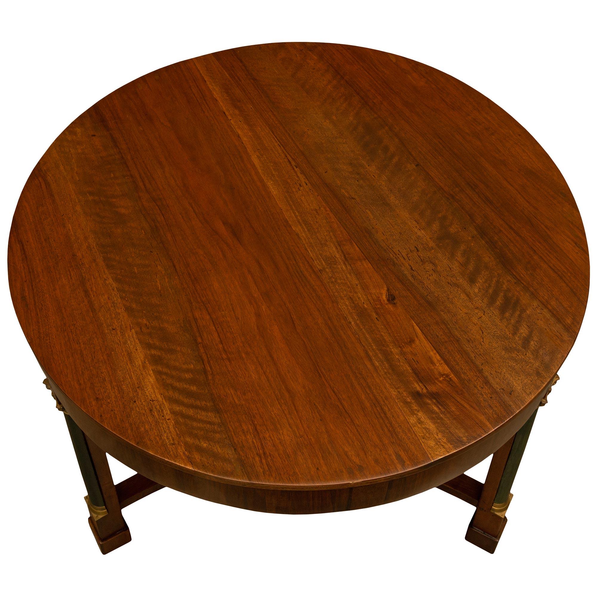 Italian 18th Century Neo-Classical Walnut Center Table For Sale 4