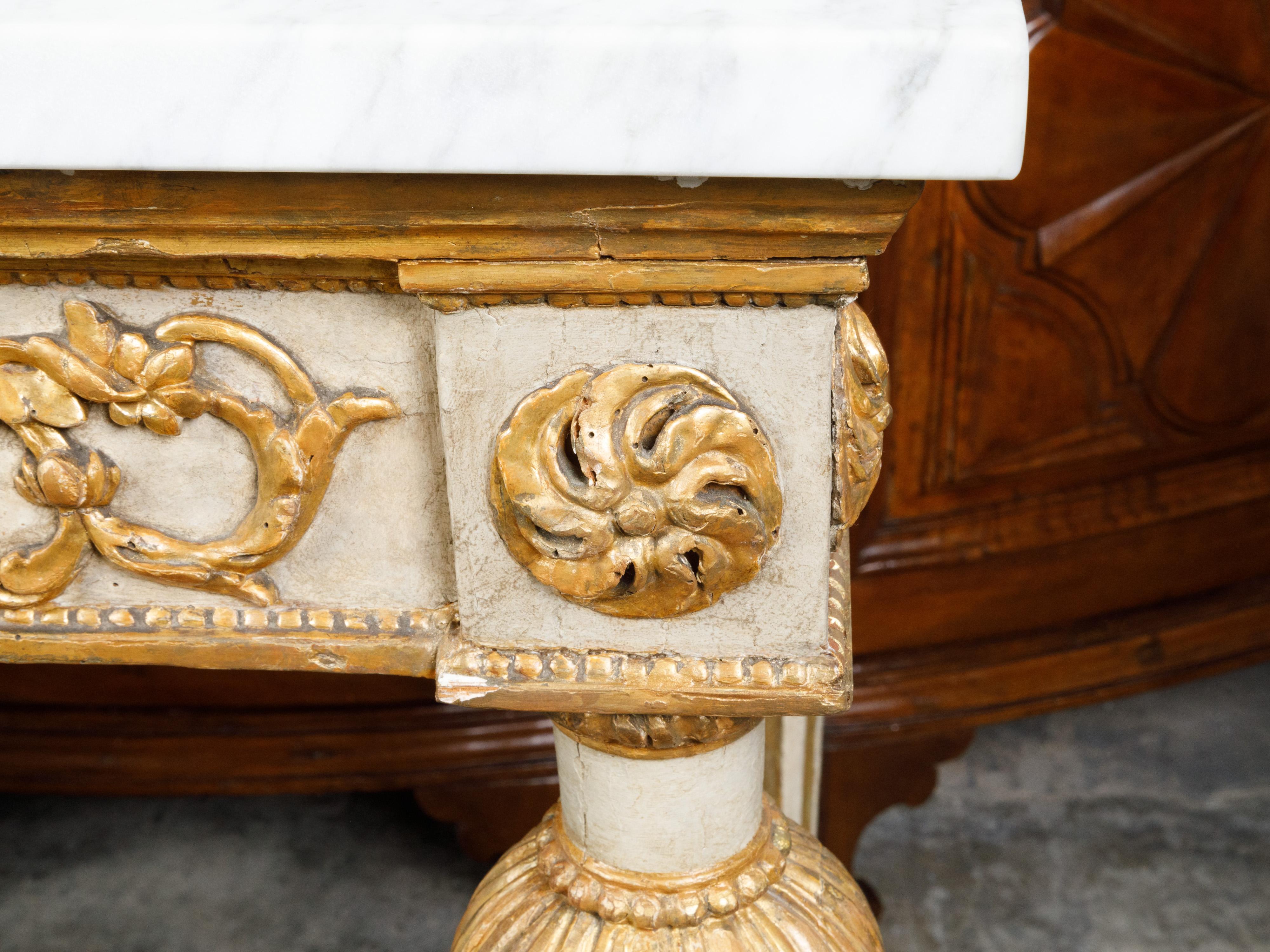 Italienischer neoklassizistischer geschnitzter und vergoldeter italienischer Konsolentisch mit Marmorplatte aus dem 18. Jahrhundert (Neoklassisch) im Angebot