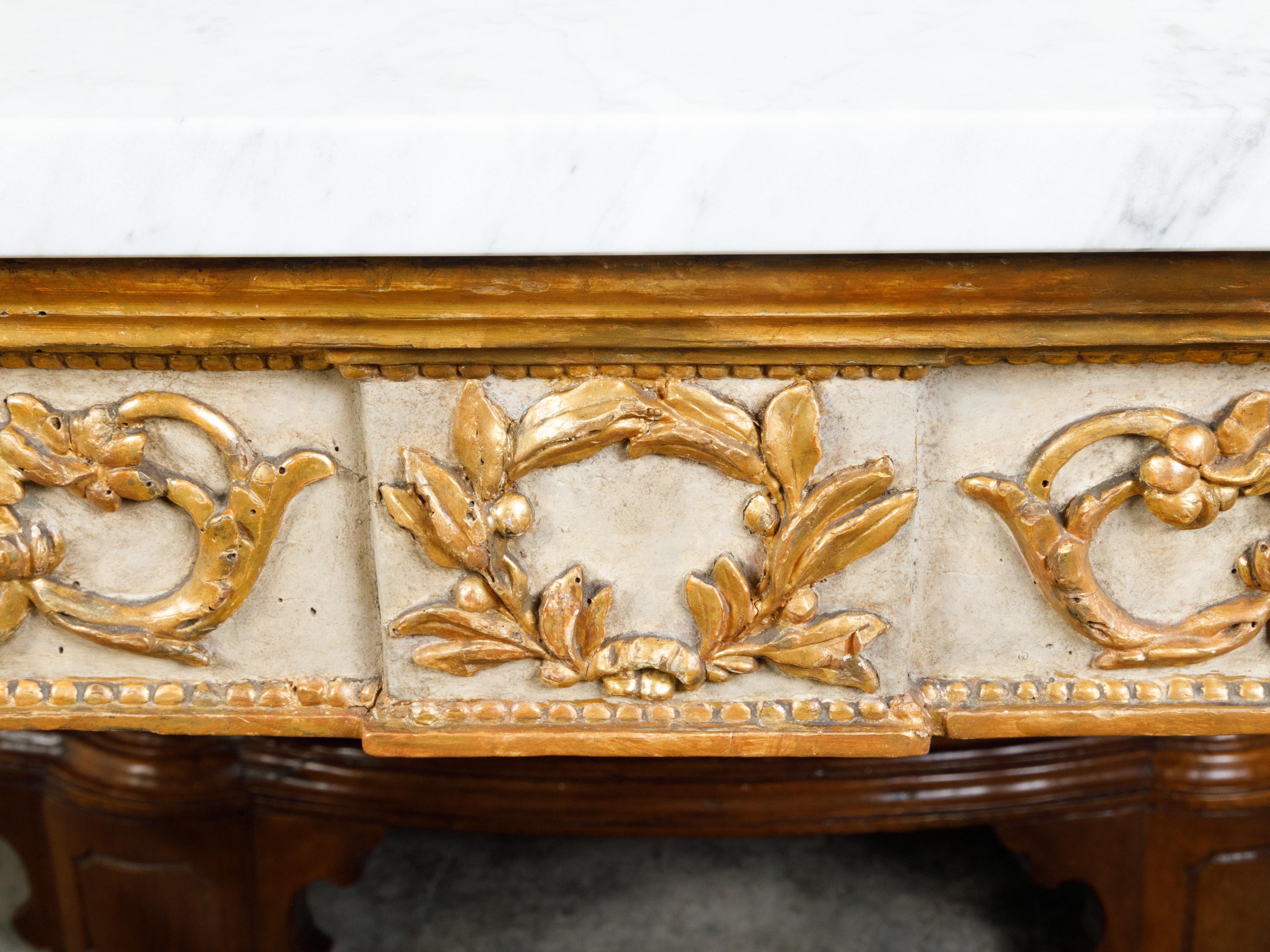 Italienischer neoklassizistischer geschnitzter und vergoldeter italienischer Konsolentisch mit Marmorplatte aus dem 18. Jahrhundert (Geschnitzt) im Angebot