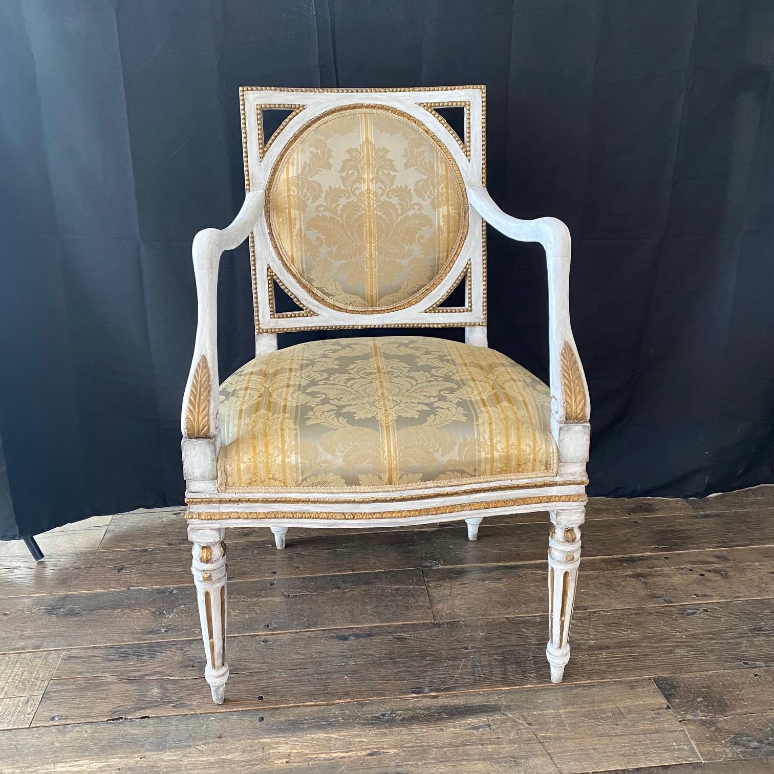 Paire de Fauteuils ou fauteuils Louis XVI néoclassiques italiens du 18ème siècle Bon état - En vente à Hopewell, NJ
