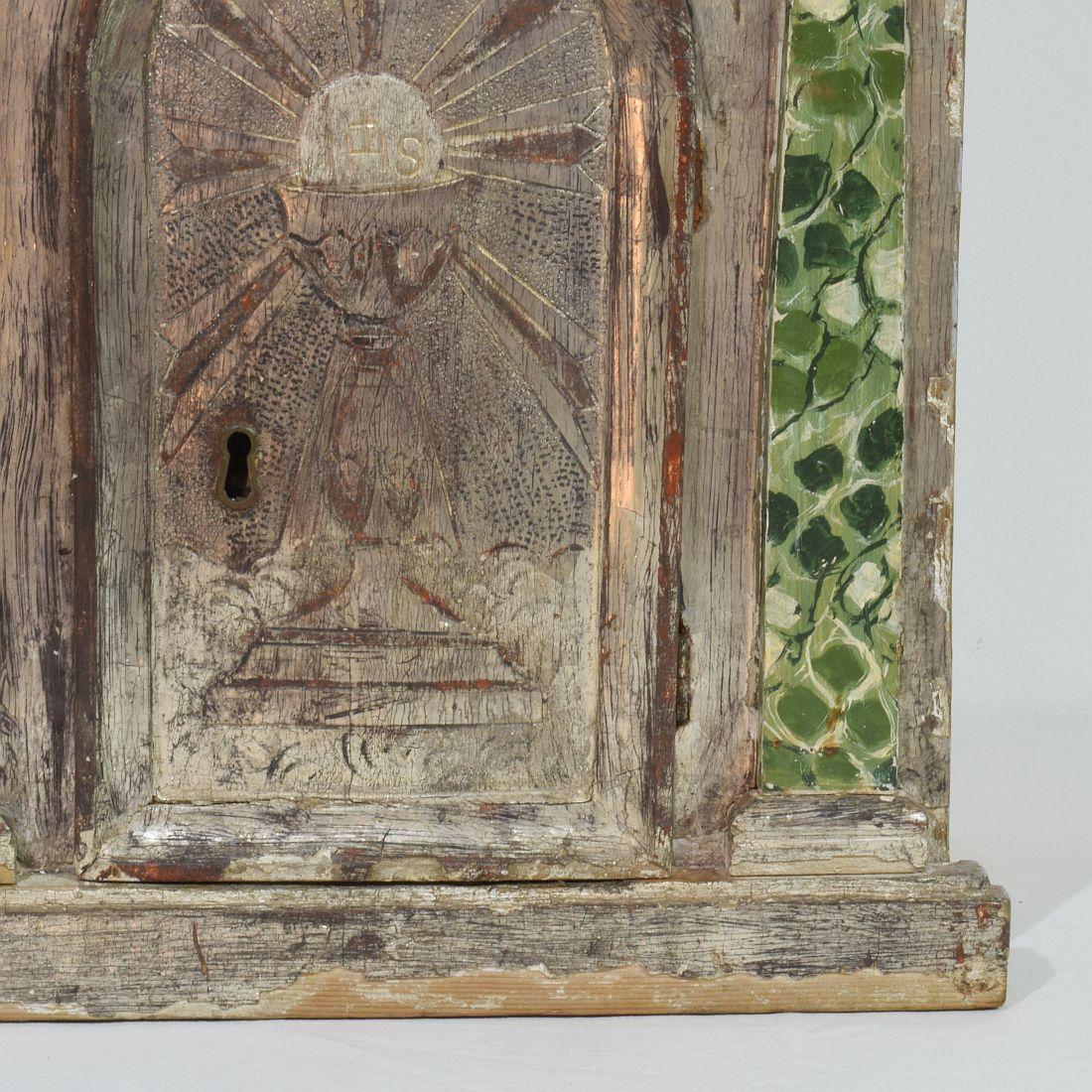Tabernacolo italiano neoclassico del XVIII secolo in legno dipinto e argentato in vendita 4