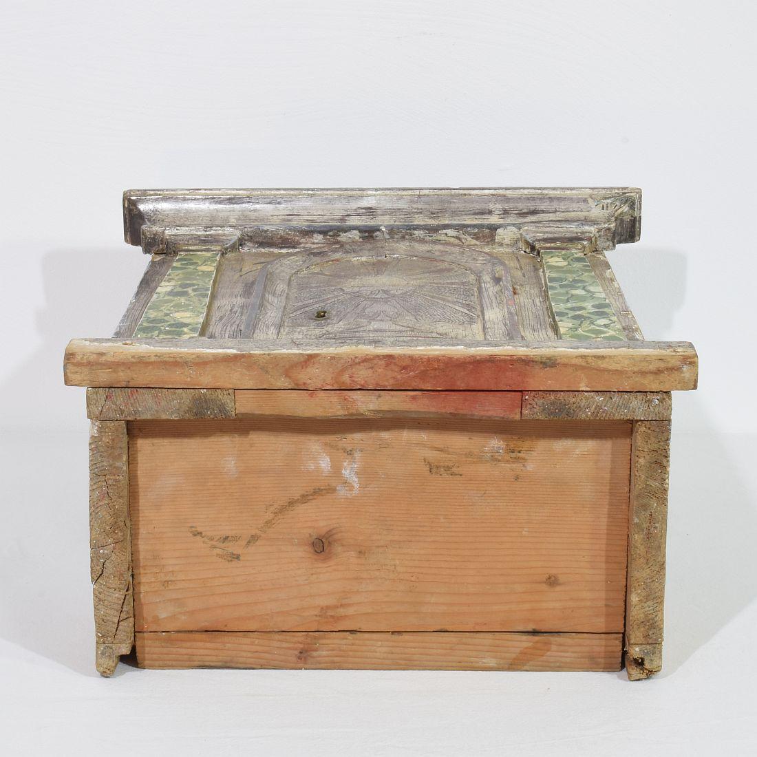 Italian 18th Century Neoclassical Silvered And Painted Wooden Tabernacle For Sale 12