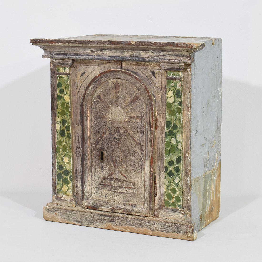Un piccolo e meraviglioso tabernacolo che un tempo abbelliva l'altare di una chiesa. Bellissima vernice originale a foglia d'argento e finto marmo.
con piccole perdite dovute agli agenti atmosferici. Italia circa 1780
 