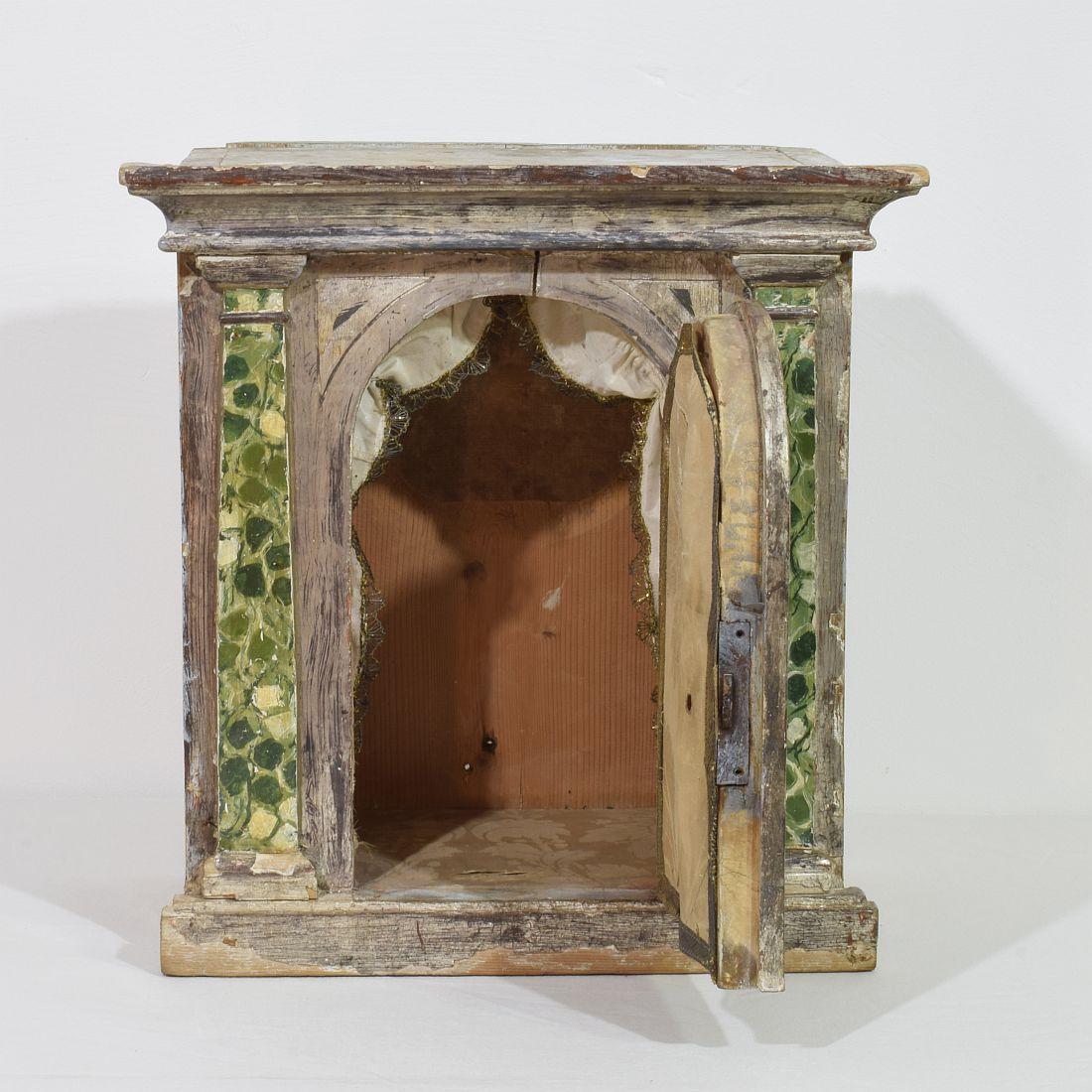Italian 18th Century Neoclassical Silvered And Painted Wooden Tabernacle For Sale 1