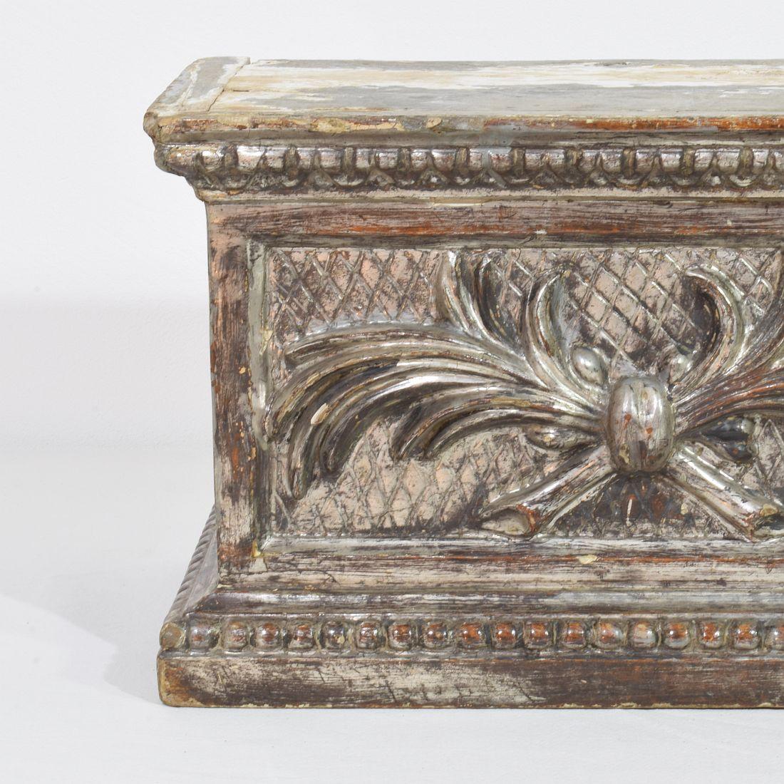 Italian 18th Century Neoclassical Silvered Carved Wooden Pedestal  For Sale 5